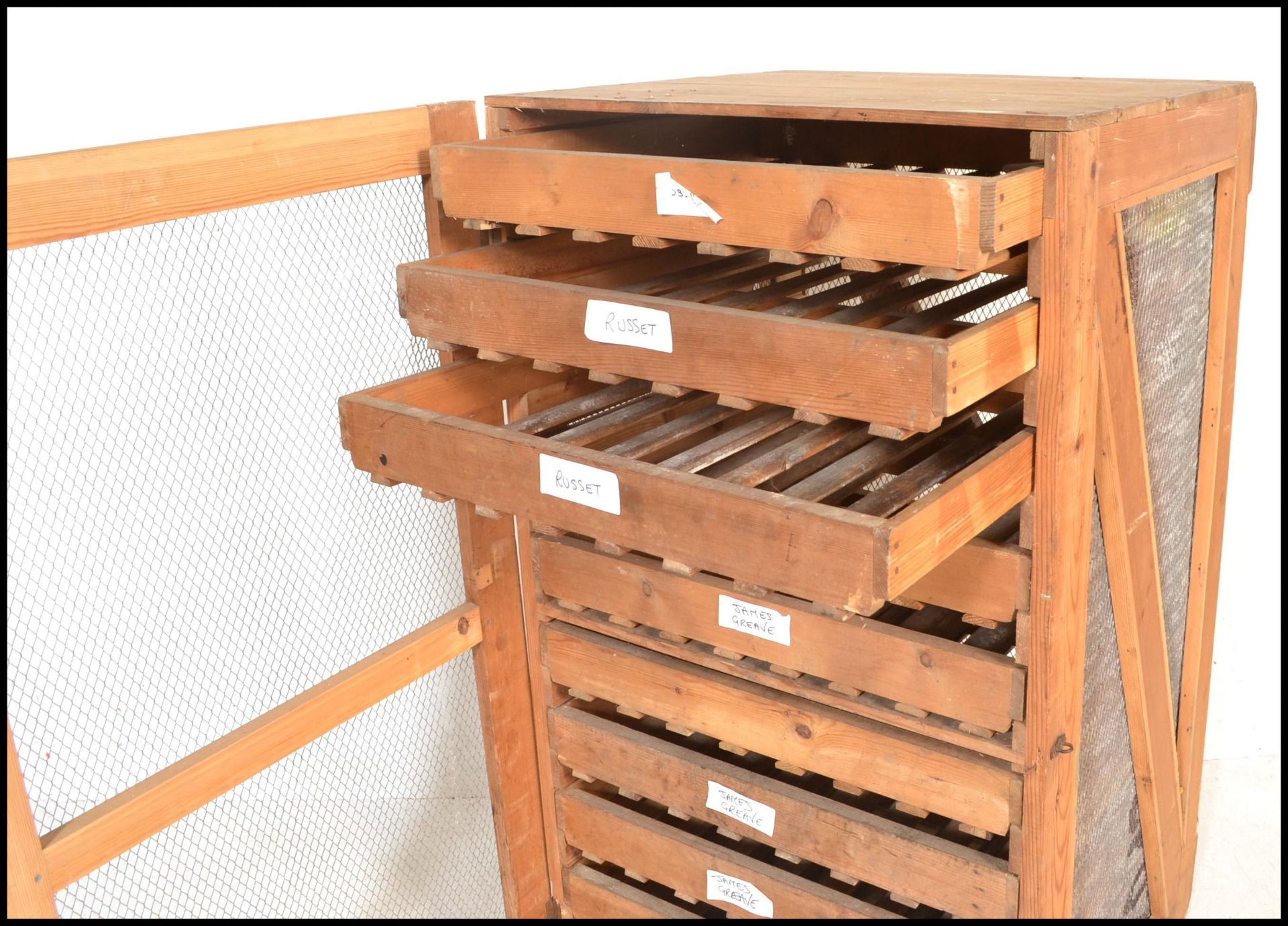 A vintage mid 20th Century wooden apple store, constructed using a simple framework of planks and - Bild 5 aus 5