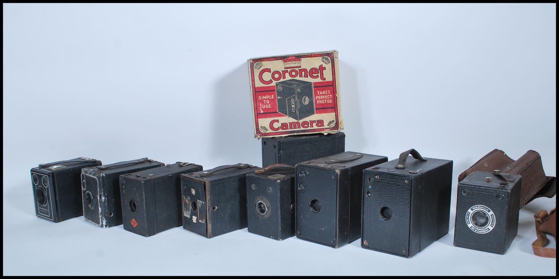 A collection of vintage 20th Century cameras of various makes to include Kodak, Coronet, Warwick,