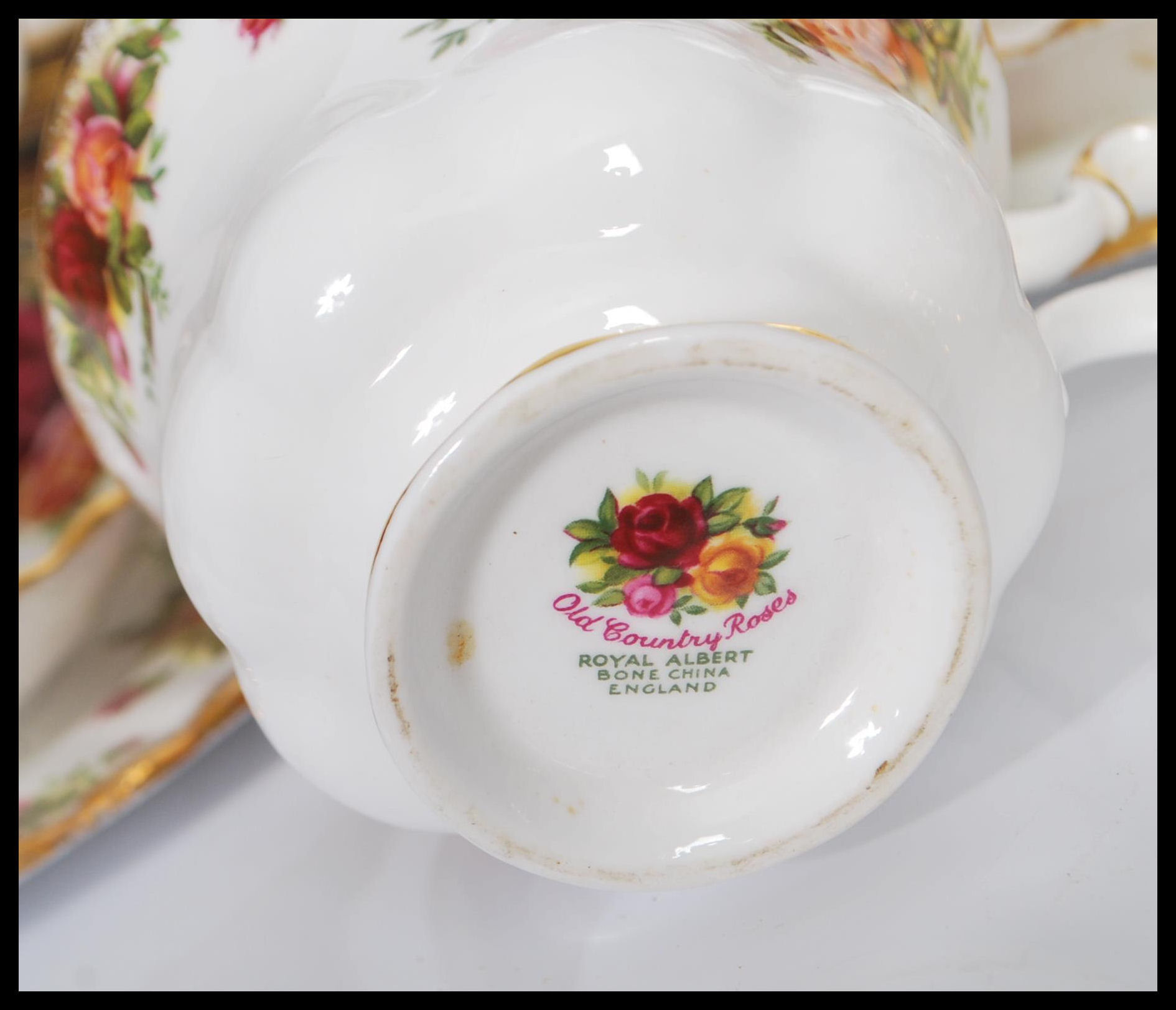 A Royal Albert bone China dinner / tea service in the Country Roses pattern. Consisting of dinner - Image 10 of 10