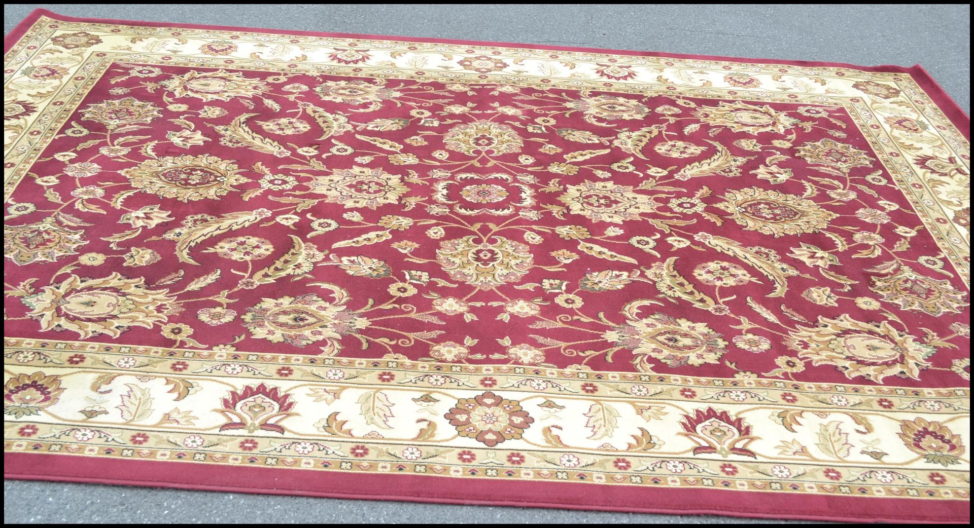 A large 20th Century contemporary floor rug on red ground having a large central medallion panel - Bild 4 aus 7