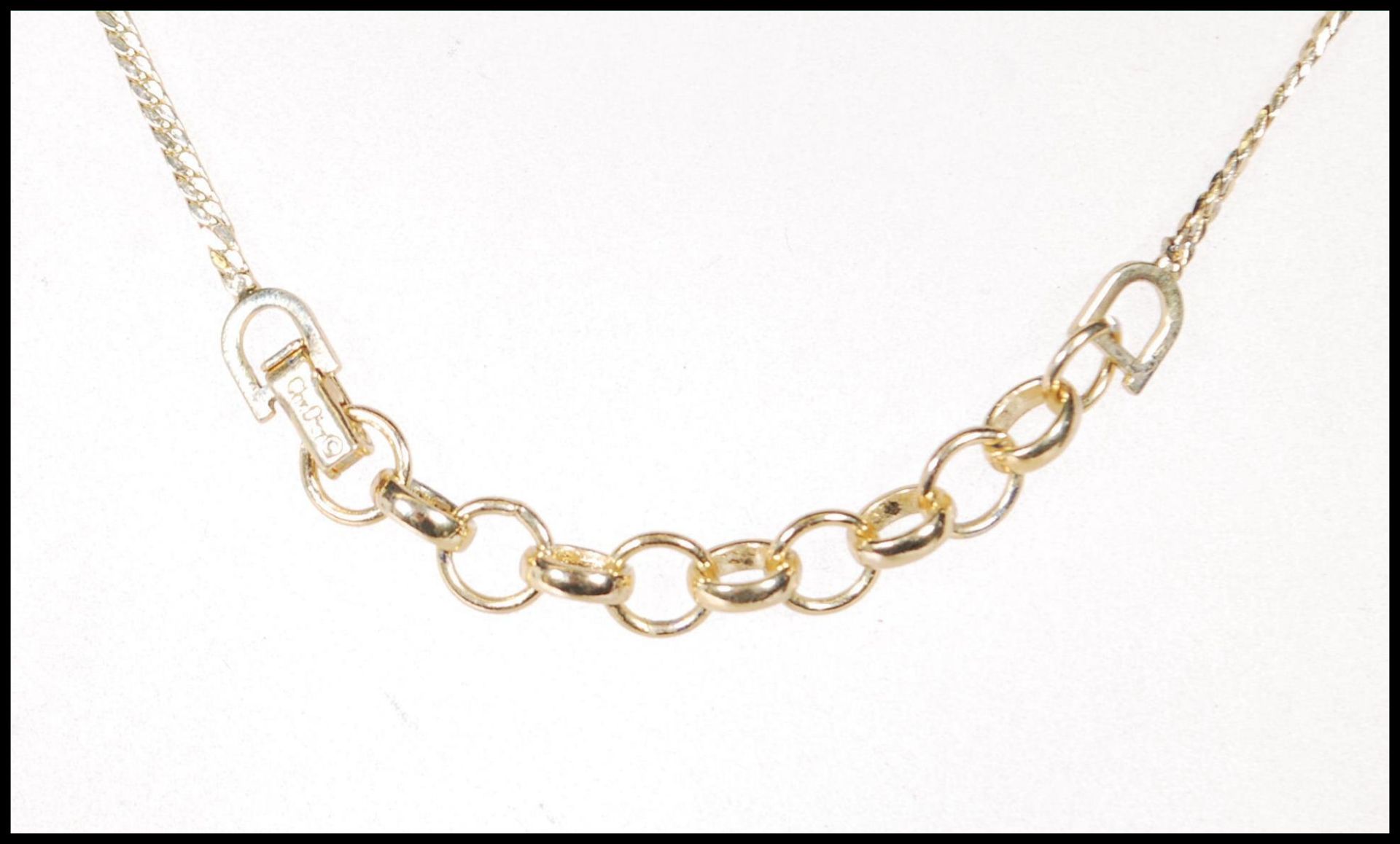 A vintage gold plated Christian Dior necklace having a V shaped collar terminating in a drop - Bild 5 aus 6