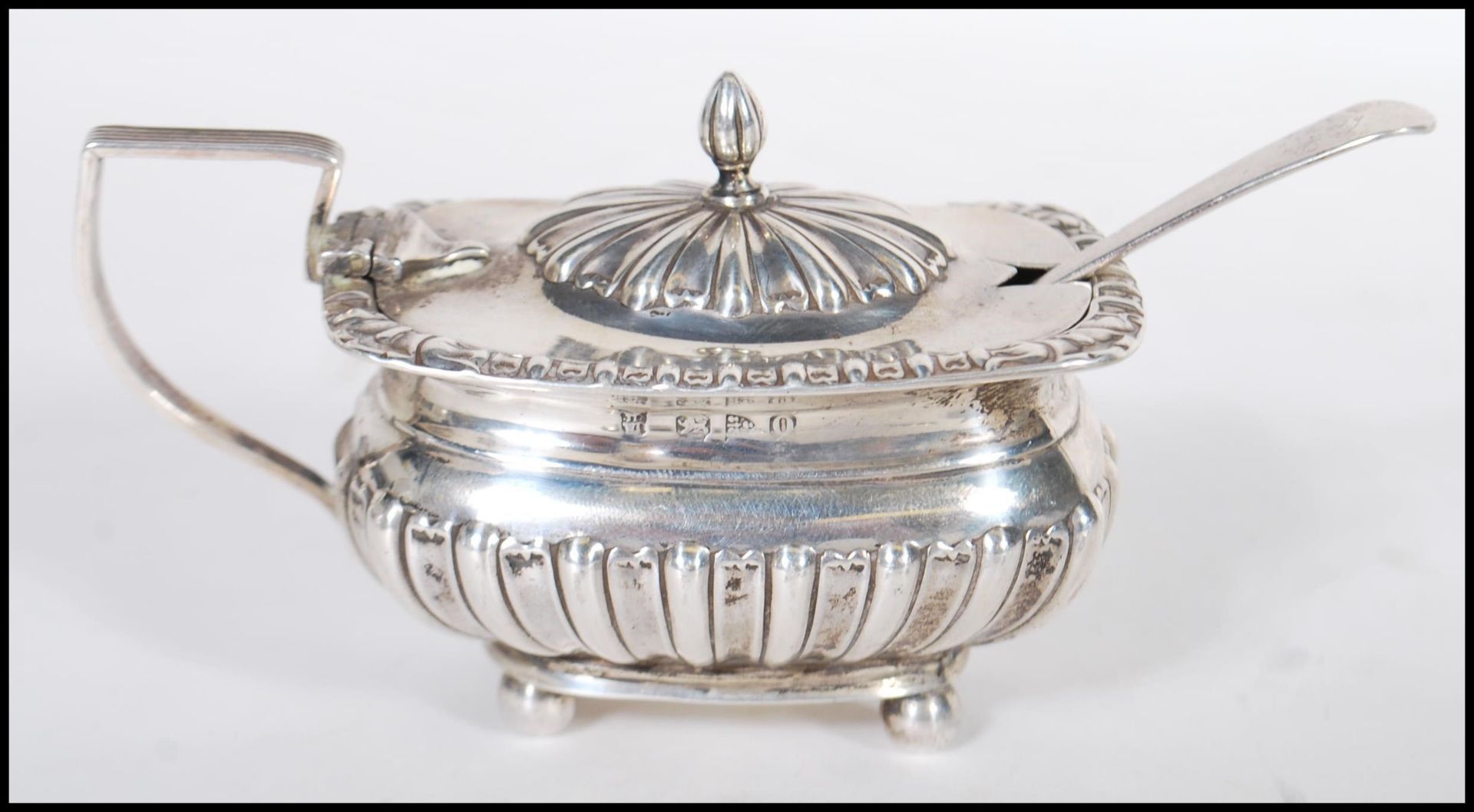 A selection of silver items, most having English hallmarks to include a mustard pot condiment having - Bild 5 aus 6