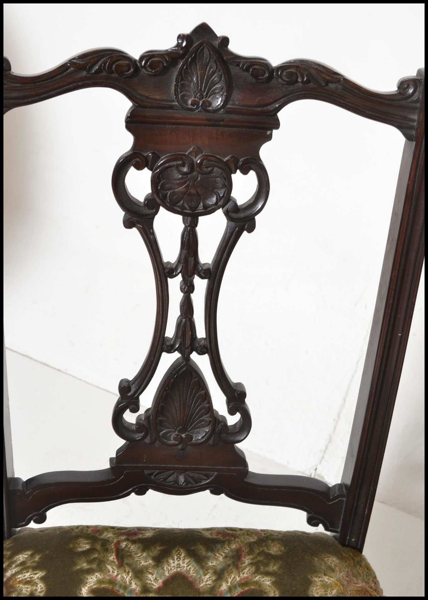 Set of four early 20th Century Edwardian inlaid salon dining chairs, with fret pierced backrests and - Bild 3 aus 8