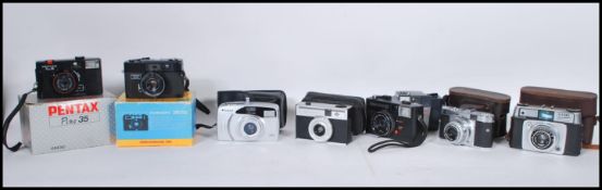 A collection of vintage 20th Century 35mm cameras of various makes to include Pentax Pino 35, Chinon