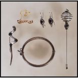 A collection of vintage jewellery to include a stamped 925 silver brooch having a wave design, a