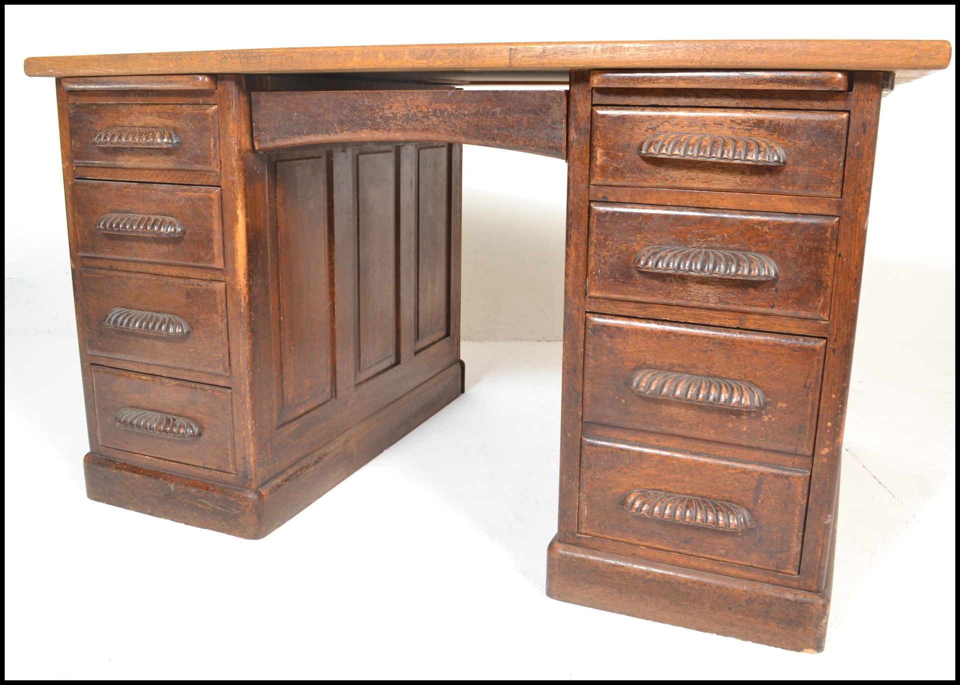 An early to mid 20th Century oak partners twin pedestal desk. Raised on twin pedestals with large - Bild 7 aus 7
