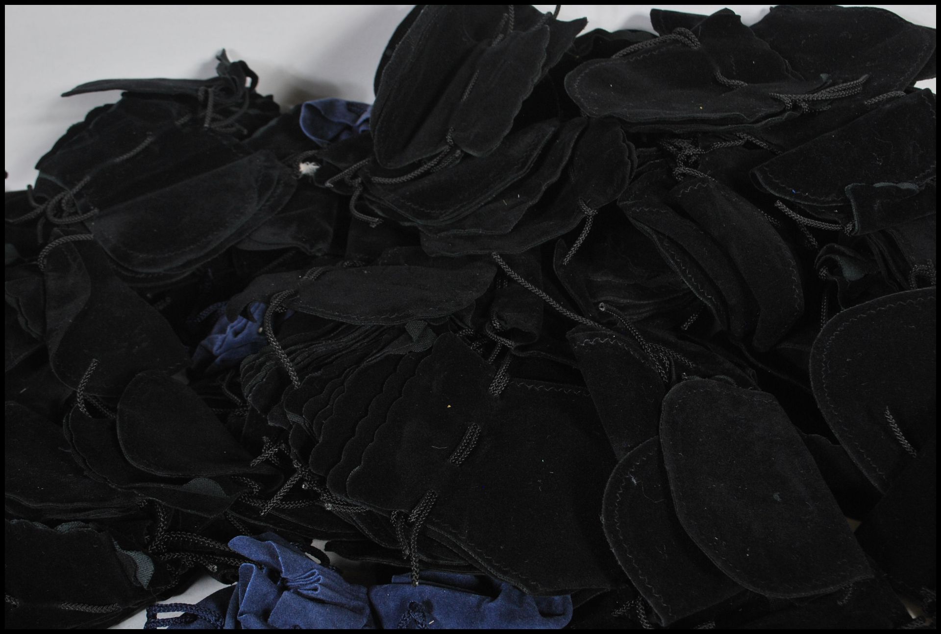 A bag of 20th Century velvet jewellery pouches ( approx 225 in total ). All with string in black - Bild 4 aus 5