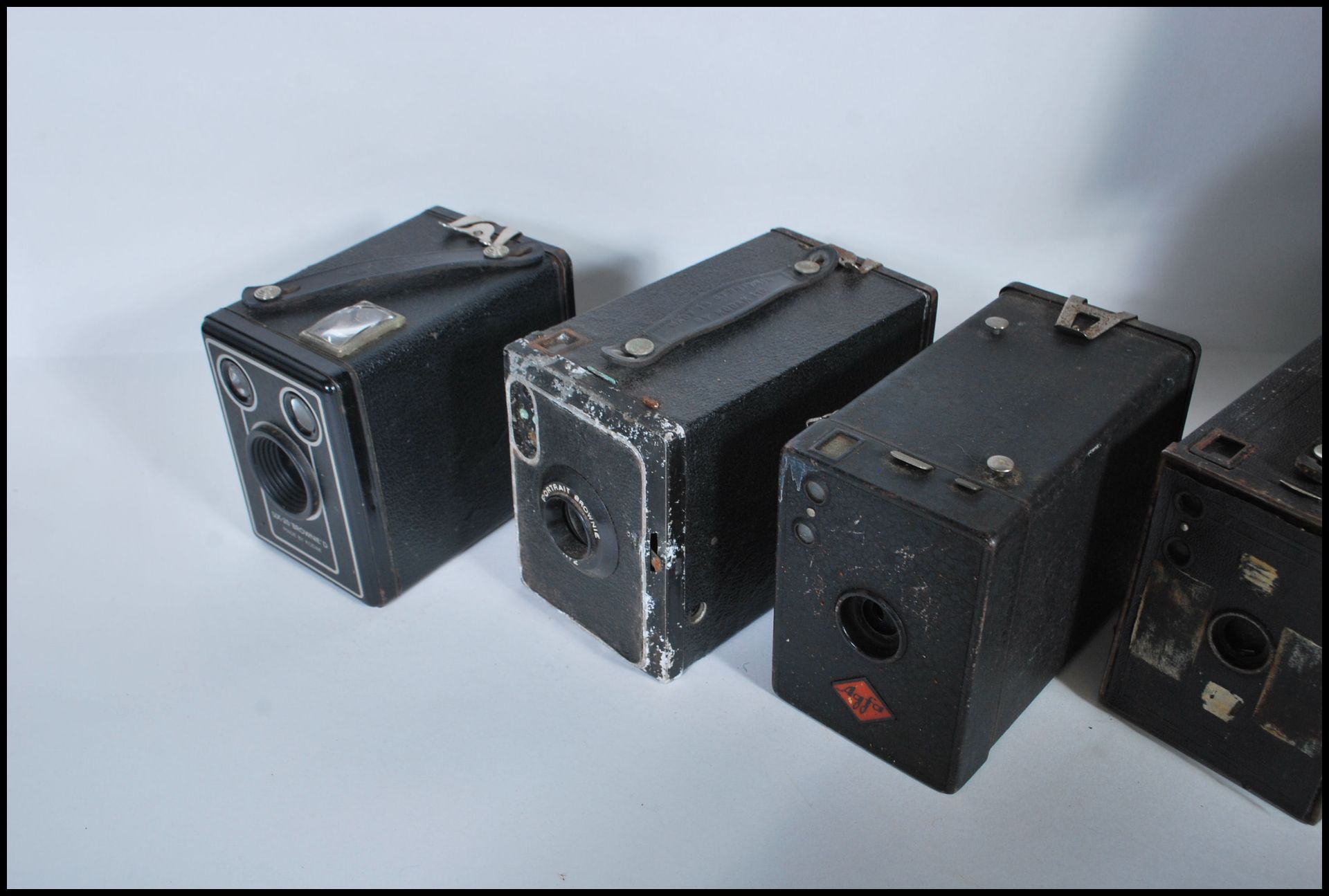 A collection of vintage 20th Century cameras of various makes to include Kodak, Coronet, Warwick, - Bild 5 aus 5