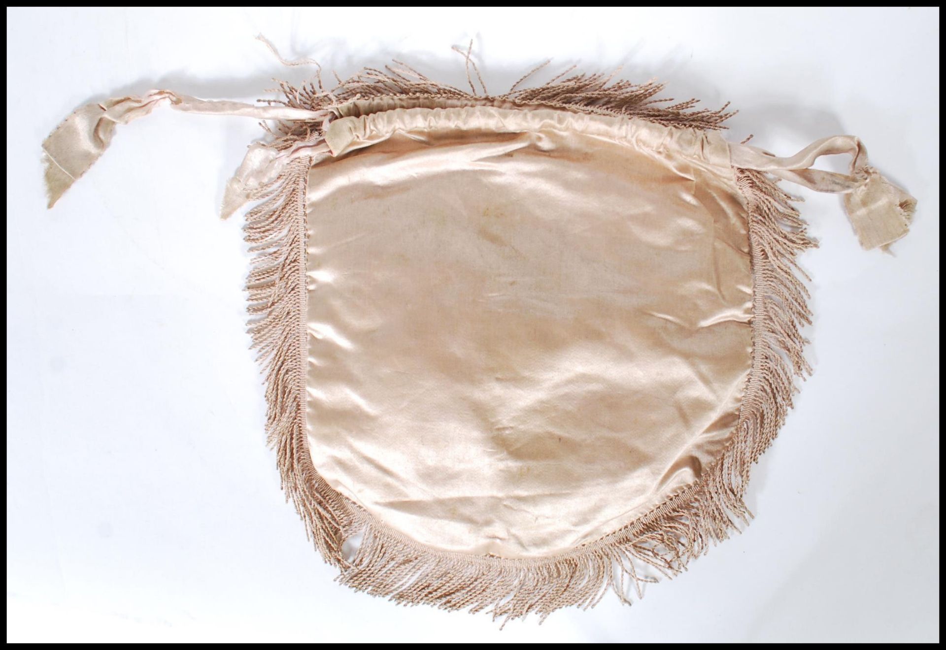 An early 19th Century Regency reticule silk purse having drawstring closure to the top with tasseled - Bild 5 aus 6