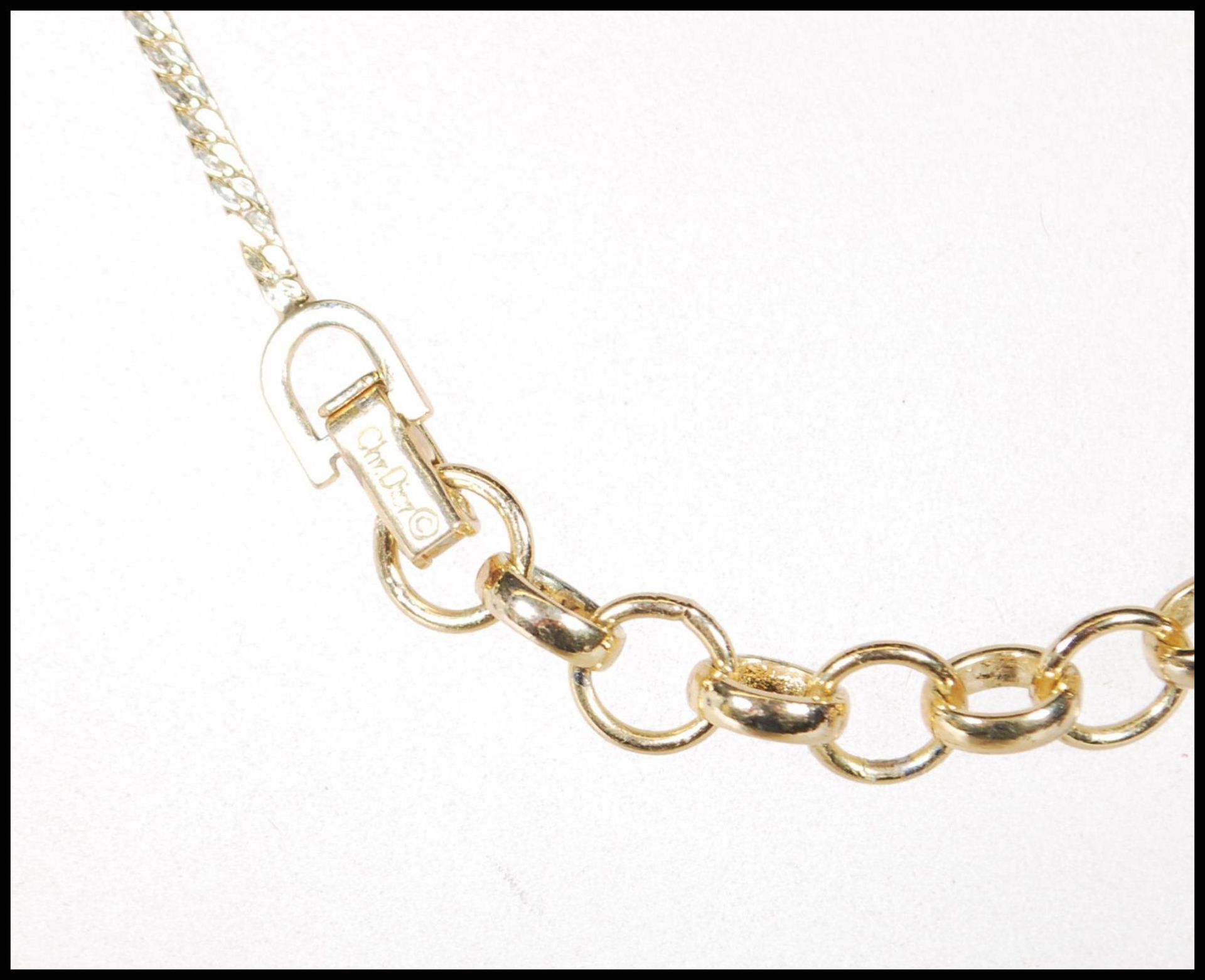 A vintage gold plated Christian Dior necklace having a V shaped collar terminating in a drop - Bild 6 aus 6