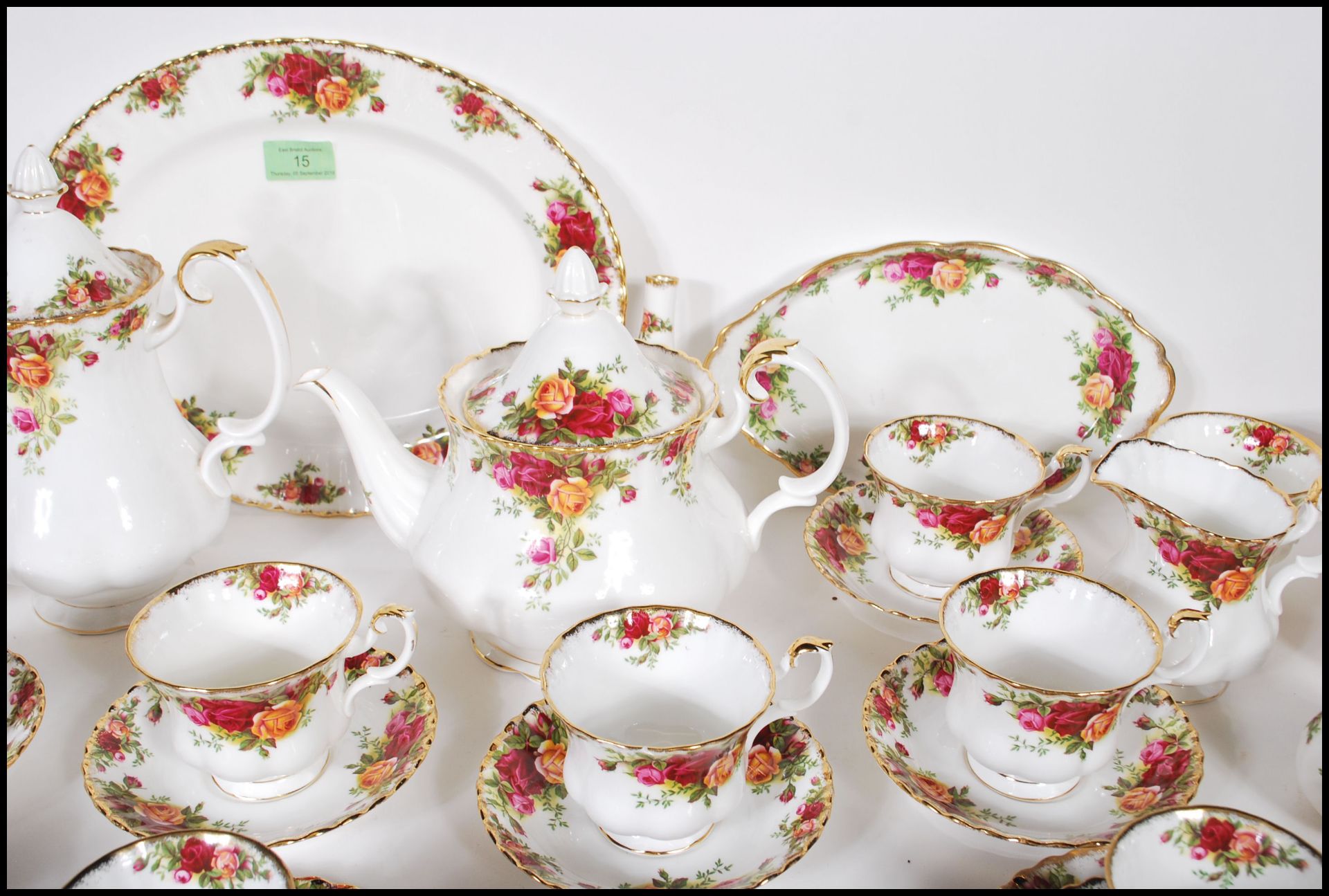 An extensive Royal Albert Old Country Roses tea service / dinner service having a white ground - Bild 6 aus 11