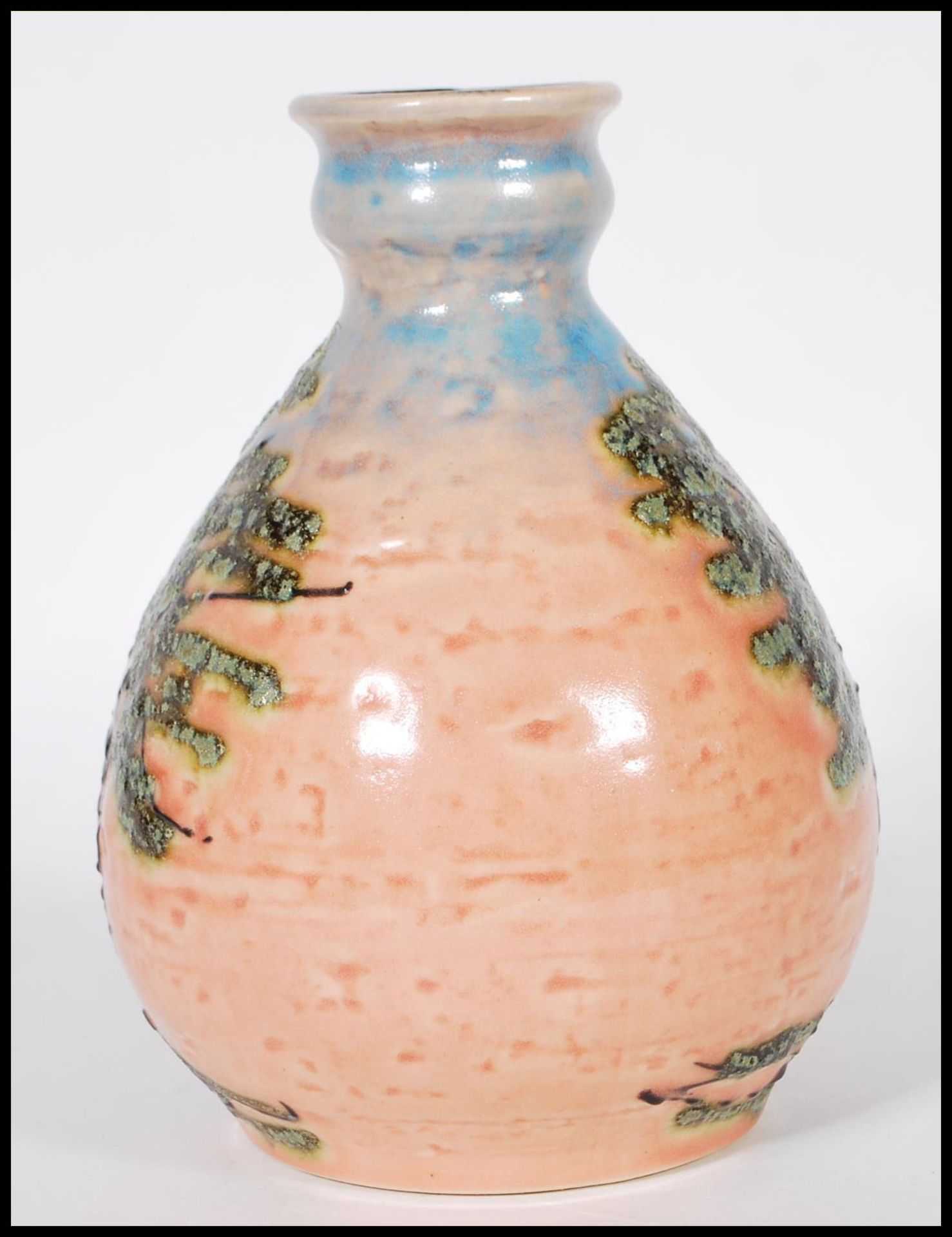 A vintage retro 20th Century West German Bay Keramic fat lava vase, the bulbous vase on a pink and - Bild 4 aus 6