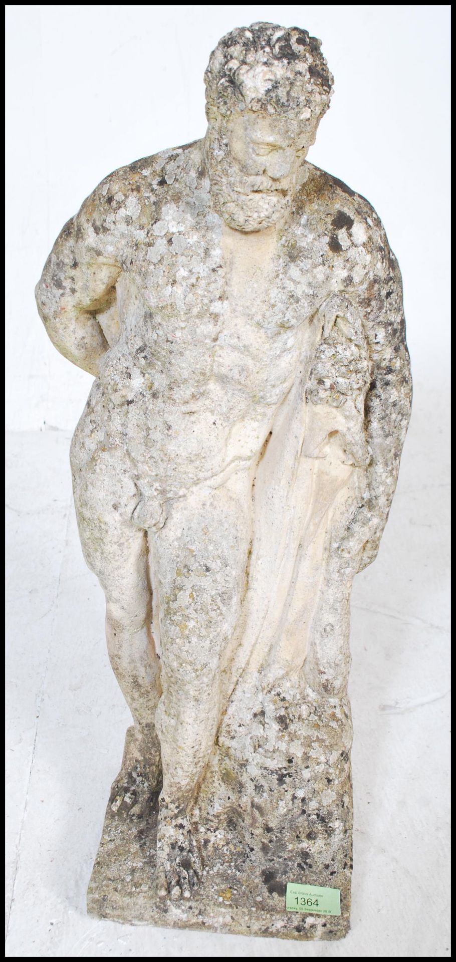 A 20th Century well weathered reconstituted stone garden statue figure of Hercules, leaning - Bild 5 aus 5