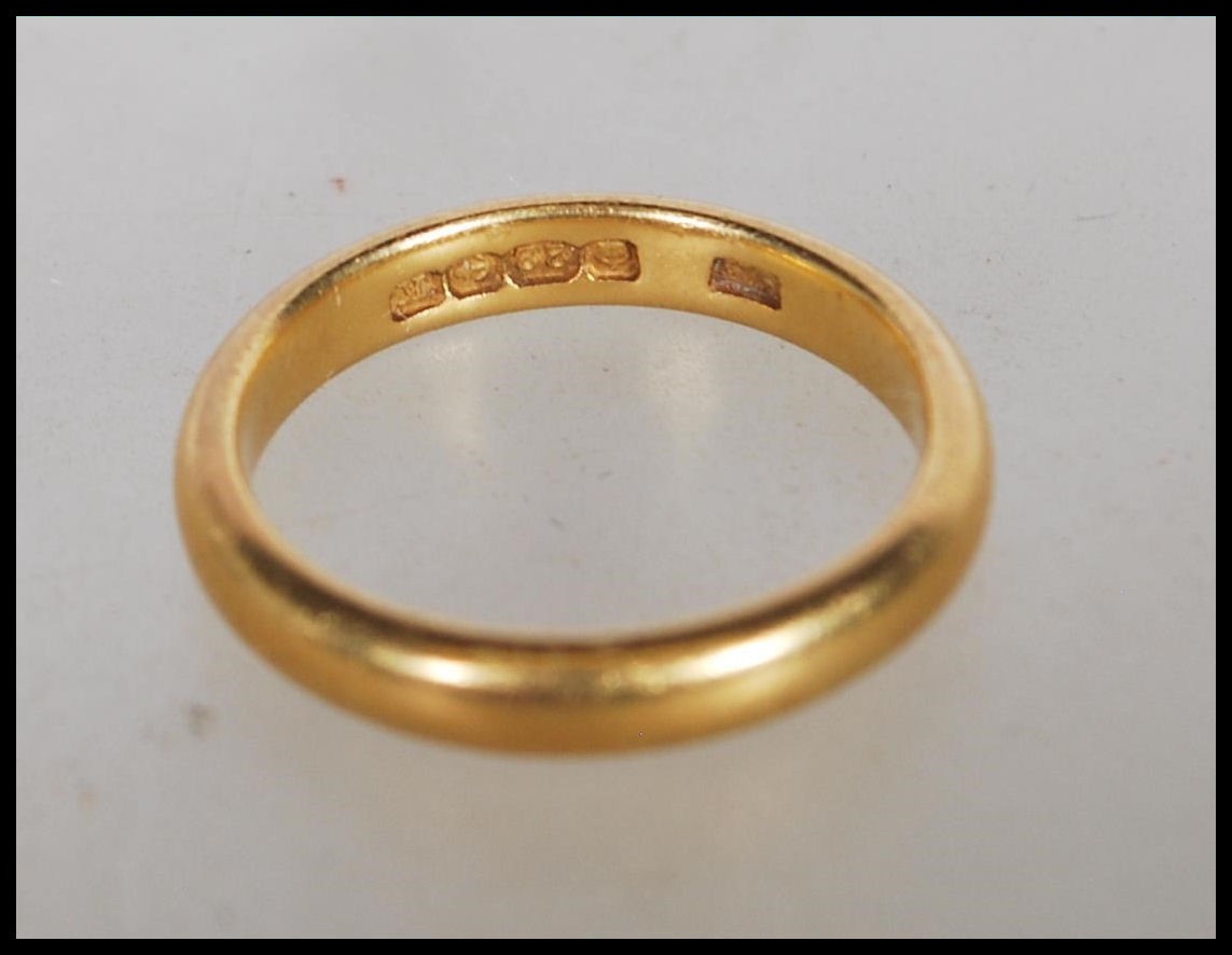 A hallmarked 22ct gold wedding band ring. Hallmarked Birmingham 1934. Weight 4.1g. Size J. - Image 3 of 3