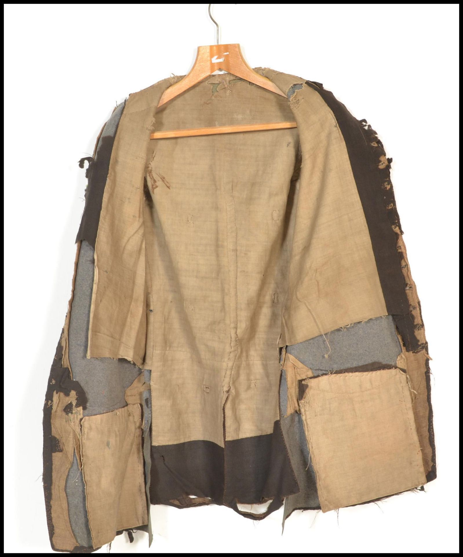 An 18th Century Georgian gentleman's overcoat / frock coat, being hand stitched with each panel made - Bild 3 aus 9