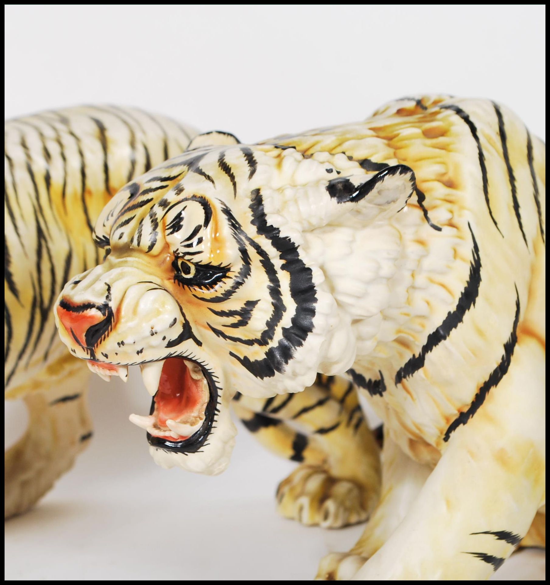 A pair of 20th Century cast resin figurines of tigers having hand painted features to include one - Bild 3 aus 5