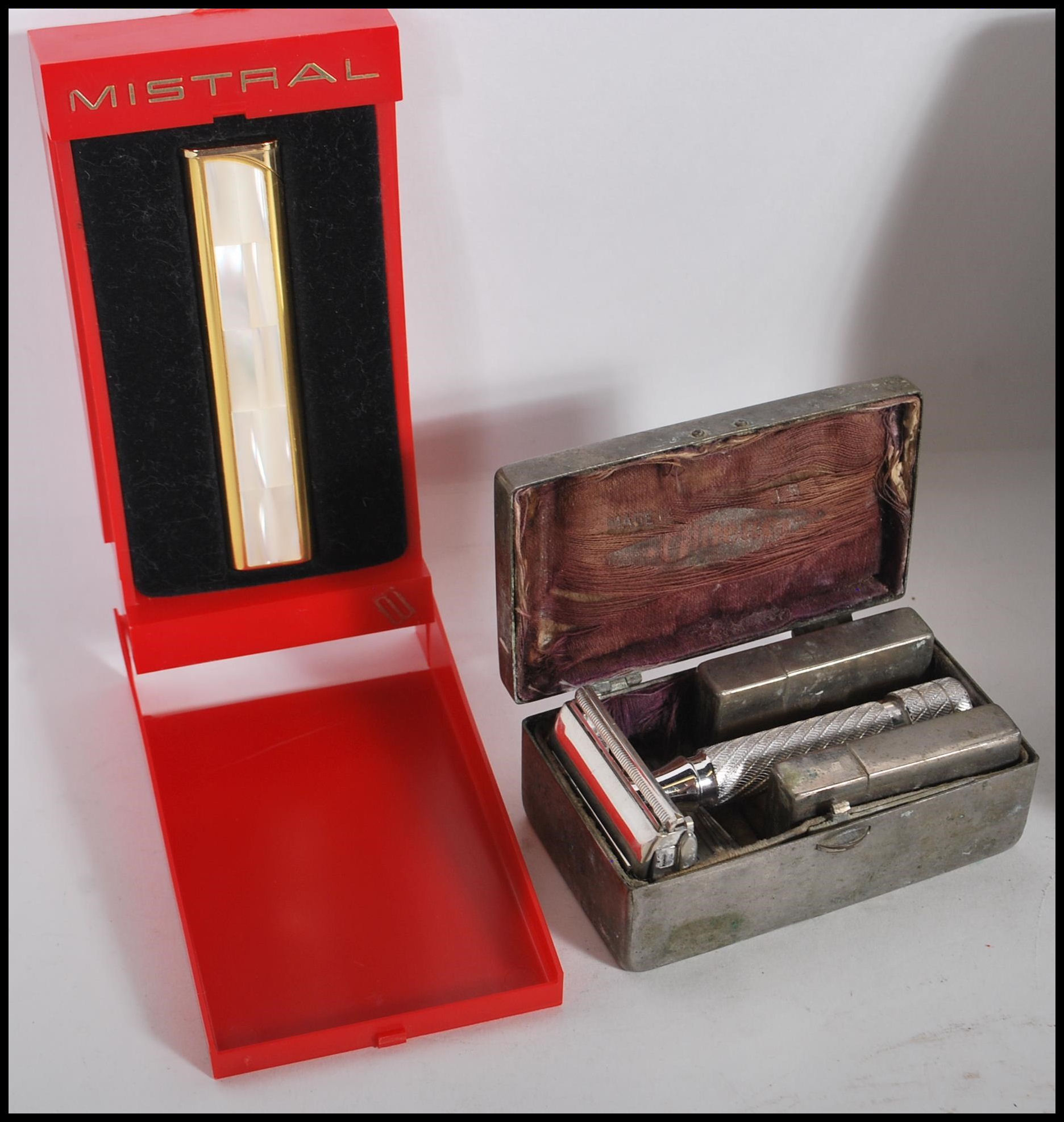 A collection of items to include a cased pair of Miranda binoculars, a tin cased Gillette vintage - Image 8 of 9
