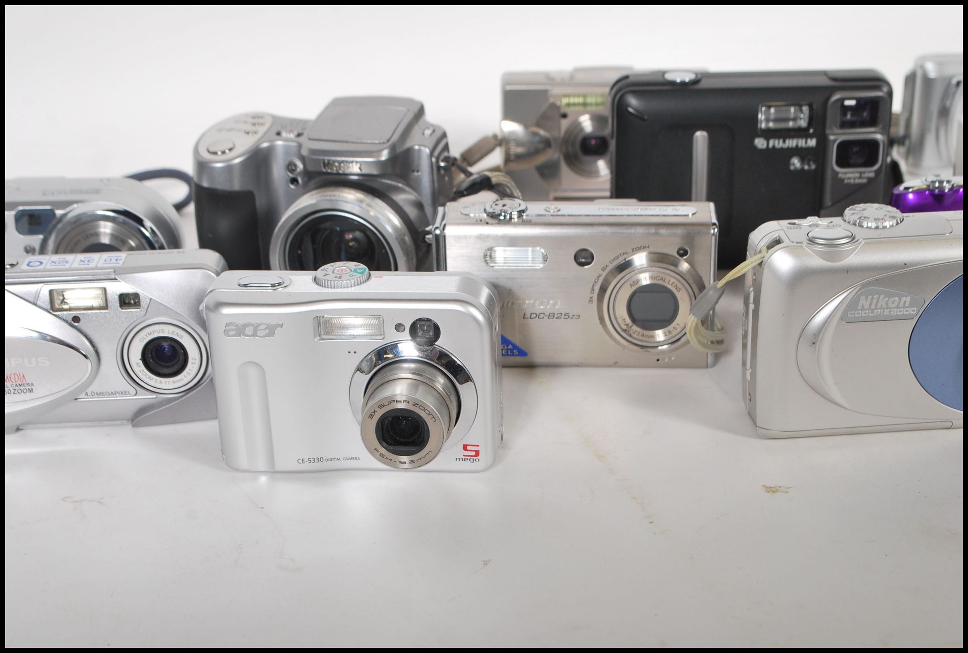 A collection of digital cameras to include makes from Fuji, Lumicorn, Premier, Konica, Polaroid, - Bild 4 aus 10