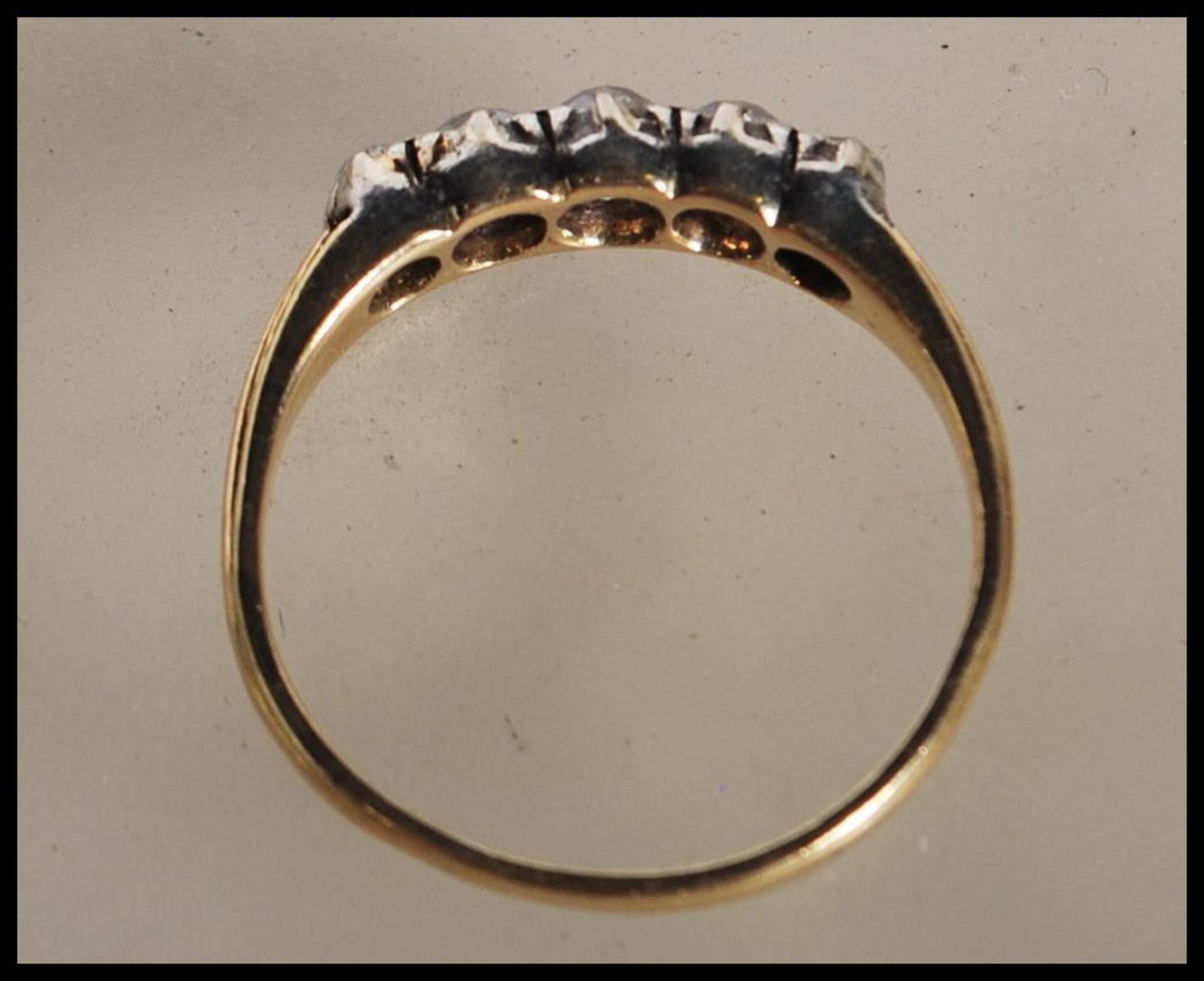A stamped 18ct yellow gold ring set with five diamonds of approx 90pts. Ring size T. Gross weight - Bild 4 aus 5
