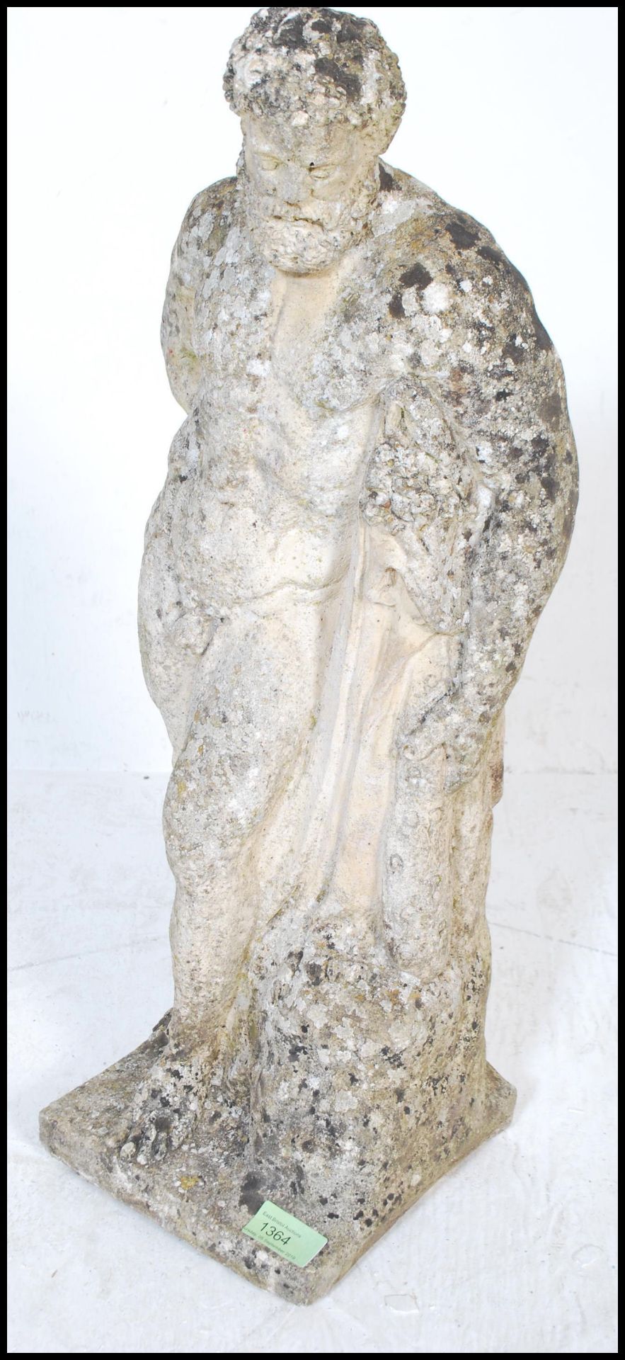 A 20th Century well weathered reconstituted stone garden statue figure of Hercules, leaning - Bild 2 aus 5