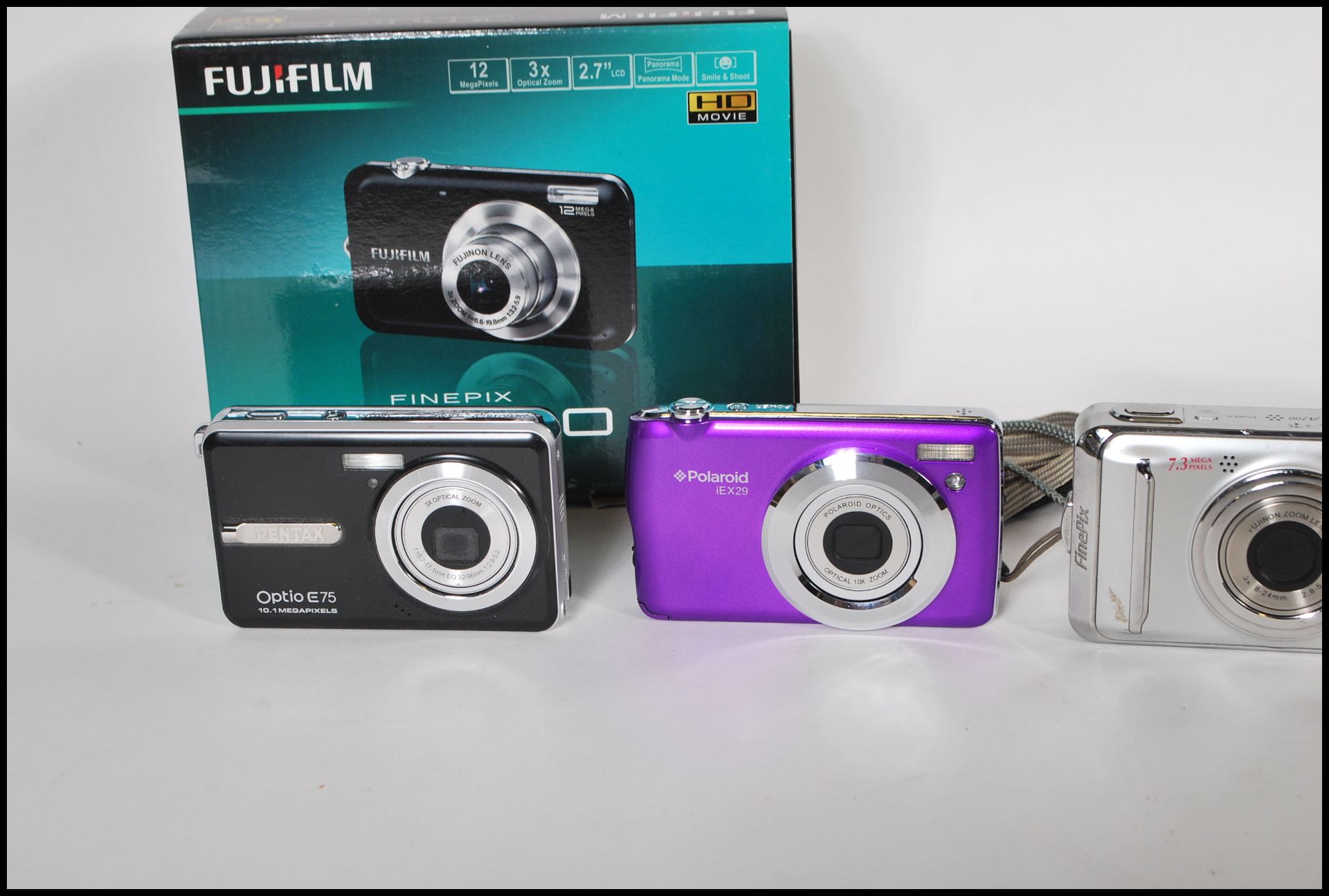 A collection of digital cameras to include makes from Fuji, Lumicorn, Premier, Konica, Polaroid, - Bild 2 aus 10