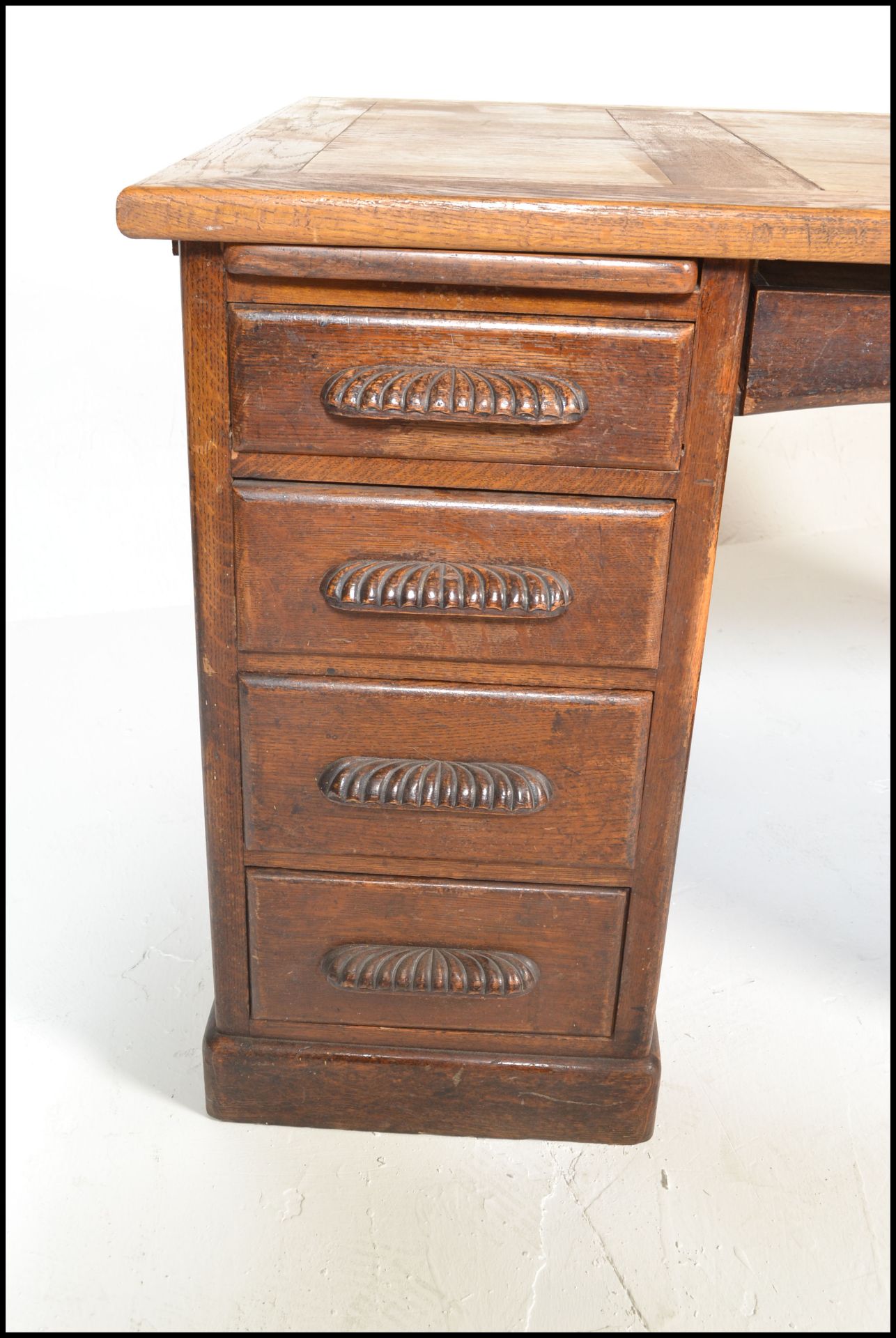 An early to mid 20th Century oak partners twin pedestal desk. Raised on twin pedestals with large - Bild 6 aus 7