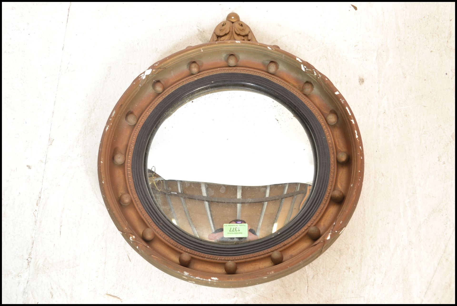A early 20th Century gilt gesso convex porthole mirror with foliate finial. The circular frame - Bild 3 aus 8