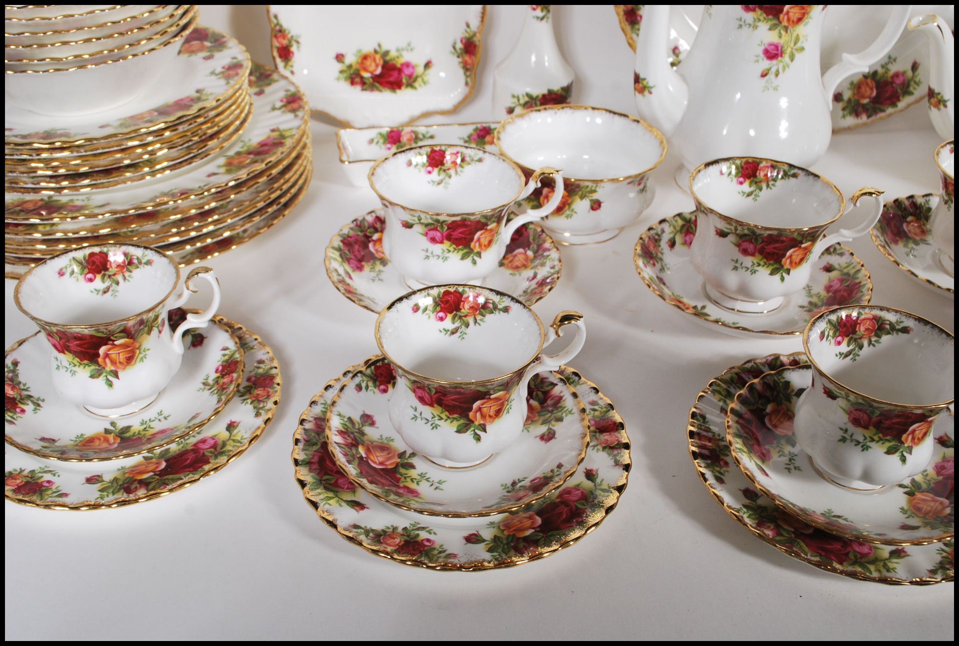 An extensive Royal Albert Old Country Roses tea service / dinner service having a white ground - Bild 3 aus 11