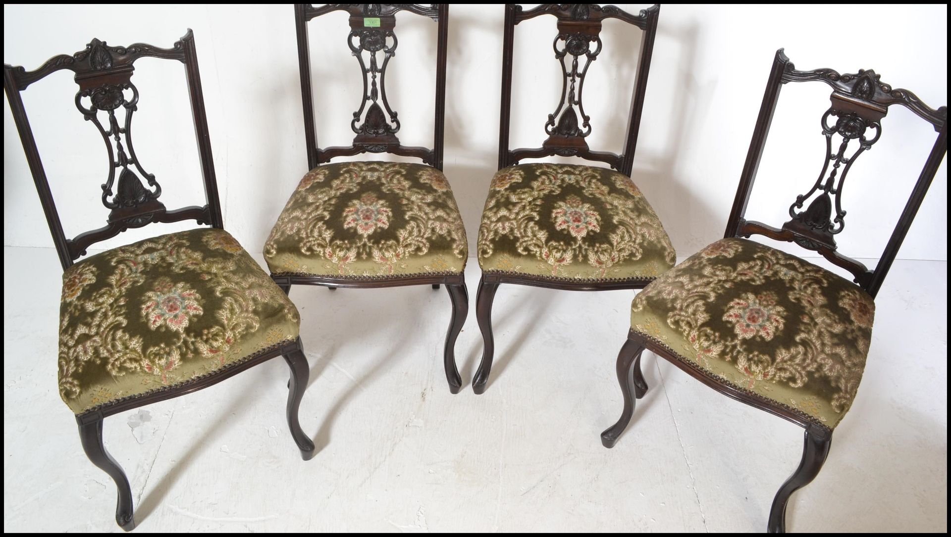 Set of four early 20th Century Edwardian inlaid salon dining chairs, with fret pierced backrests and - Bild 2 aus 8
