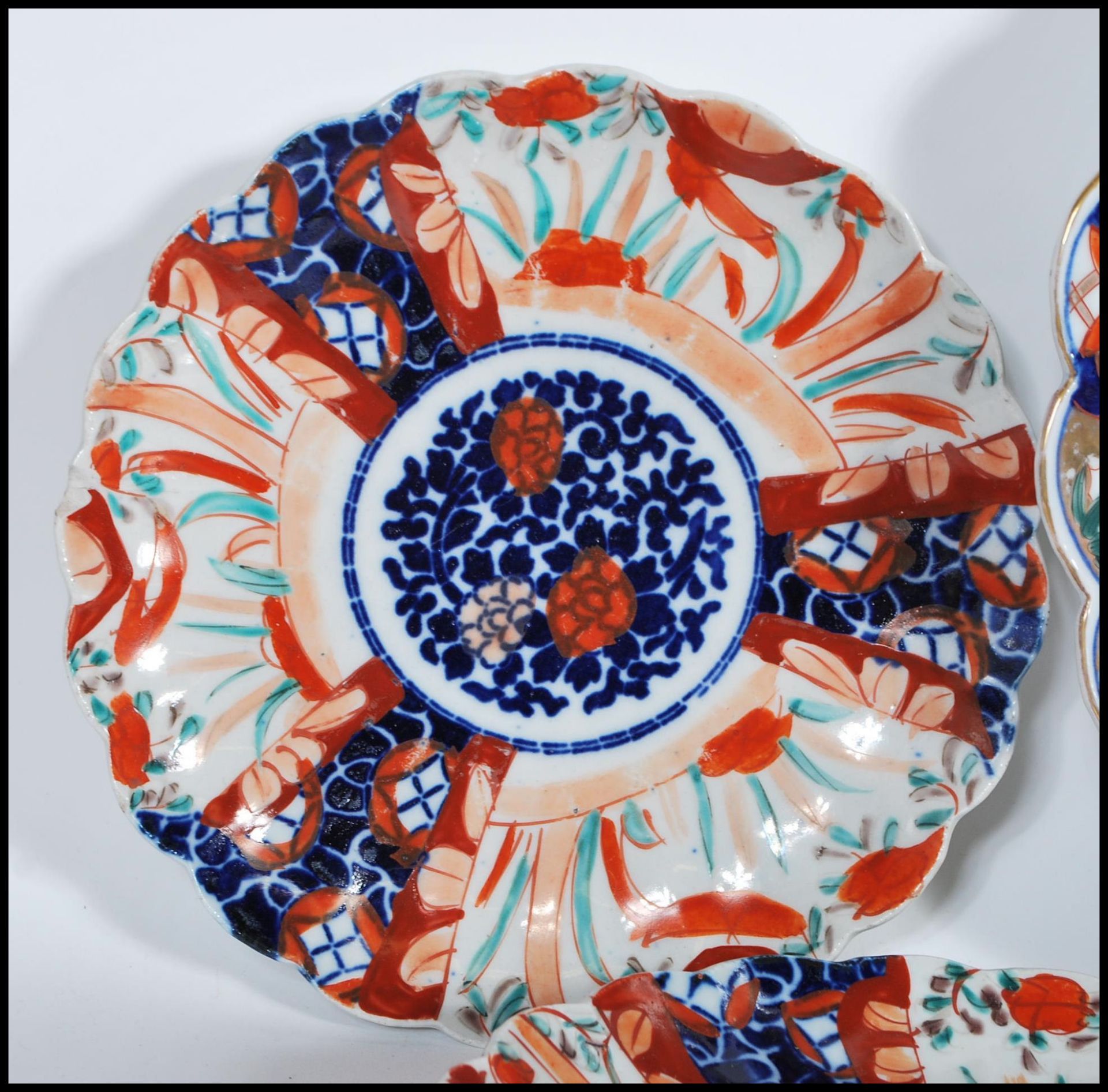 A collection of 20th Century Japanese Imari ceramics to include two wall charger plates having - Bild 2 aus 15