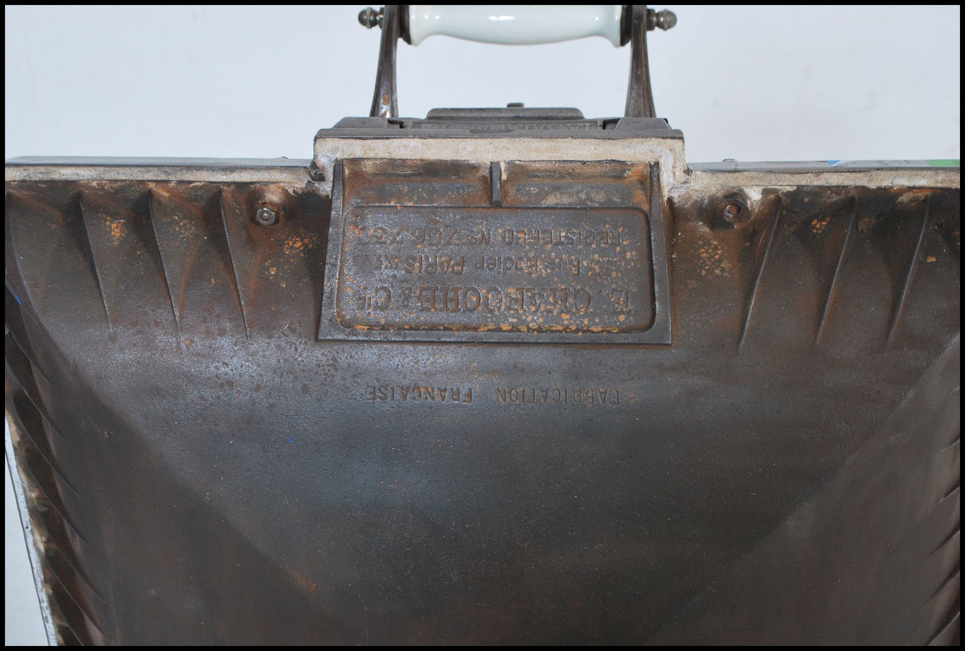 An early 20th Century La Salamandre antique wood burner gas stove, mounted on wheels having raised - Bild 4 aus 7