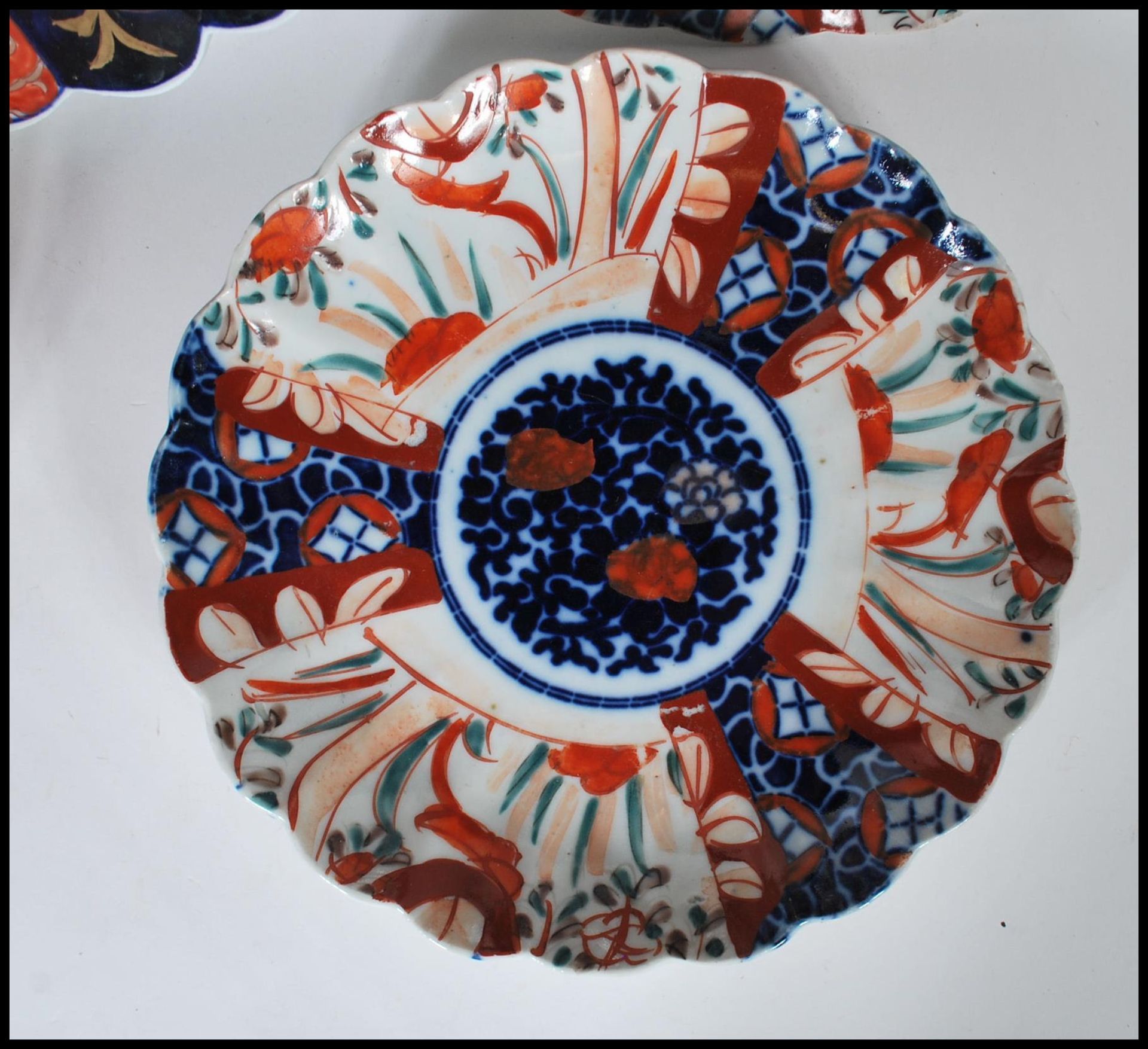 A collection of 20th Century Japanese Imari ceramics to include two wall charger plates having - Bild 8 aus 15