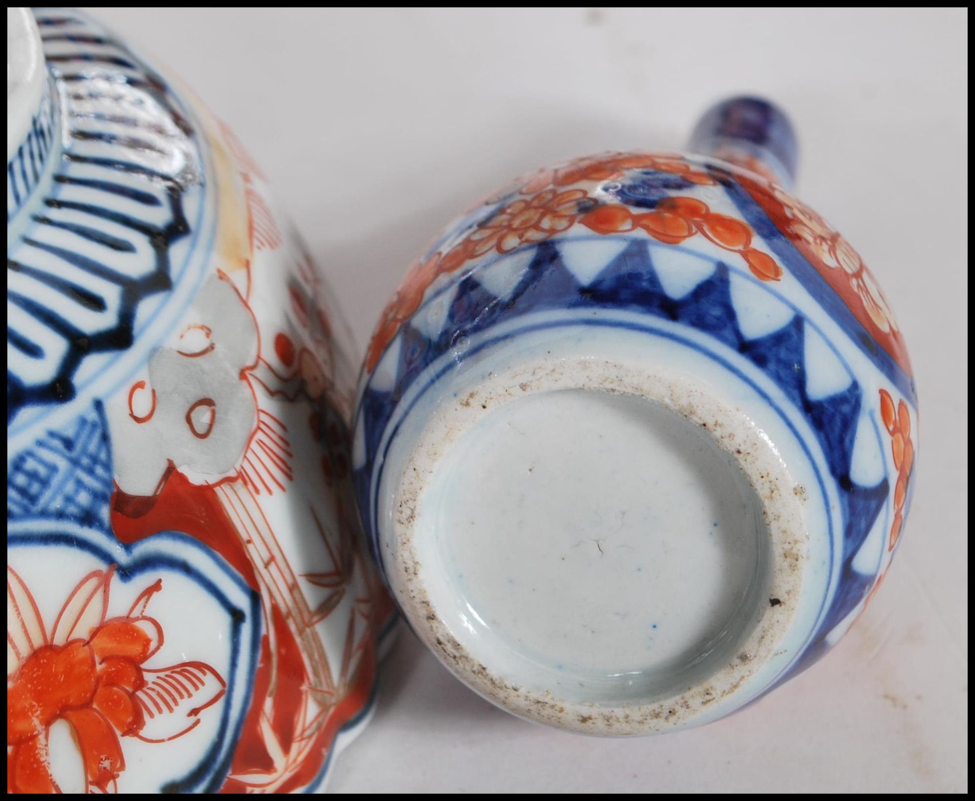 A collection of 20th Century Japanese Imari ceramics to include two wall charger plates having - Bild 12 aus 15