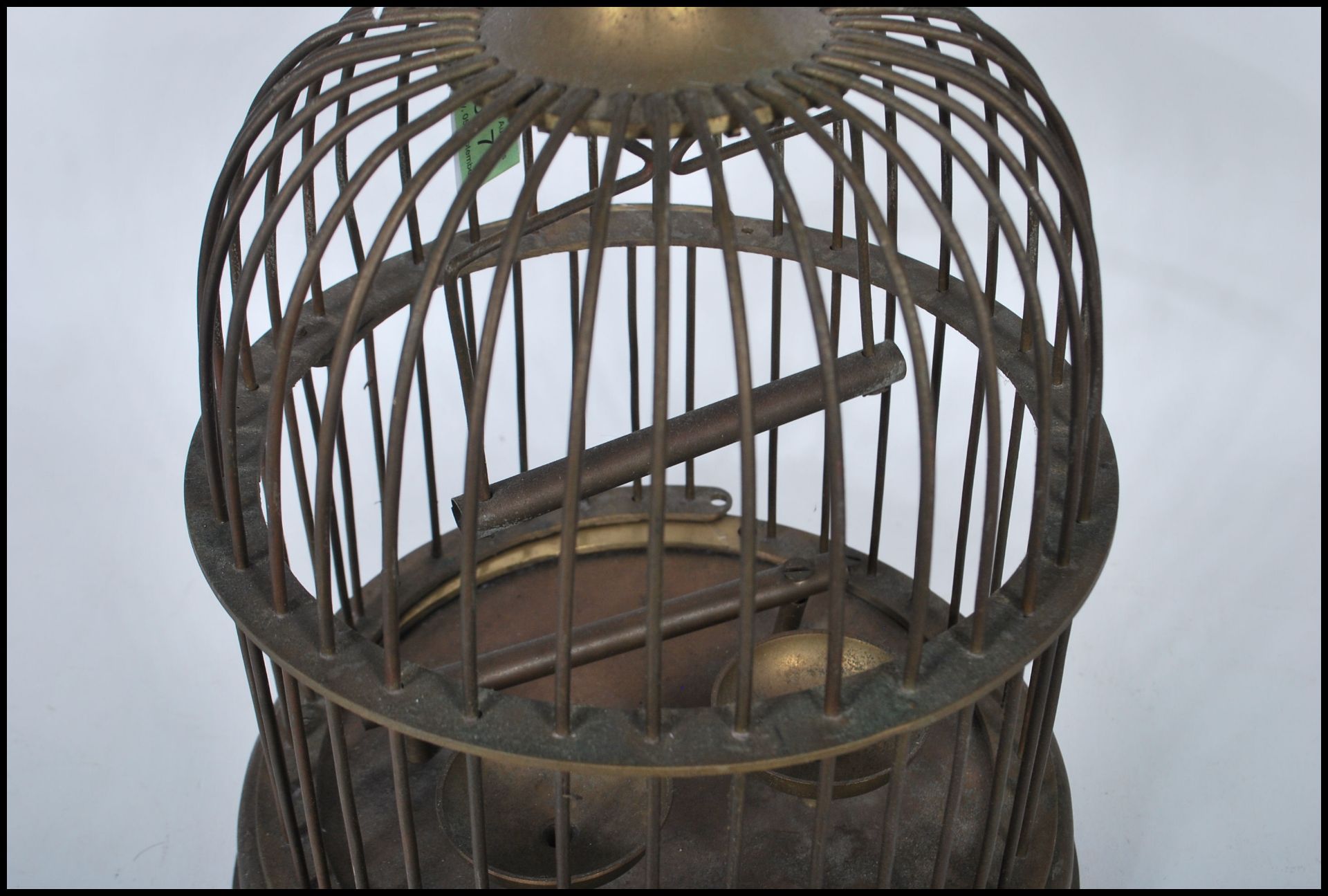 A Victorian-style brass bird cage, being of cylindrical form with domed top having a suspension ring - Bild 4 aus 6