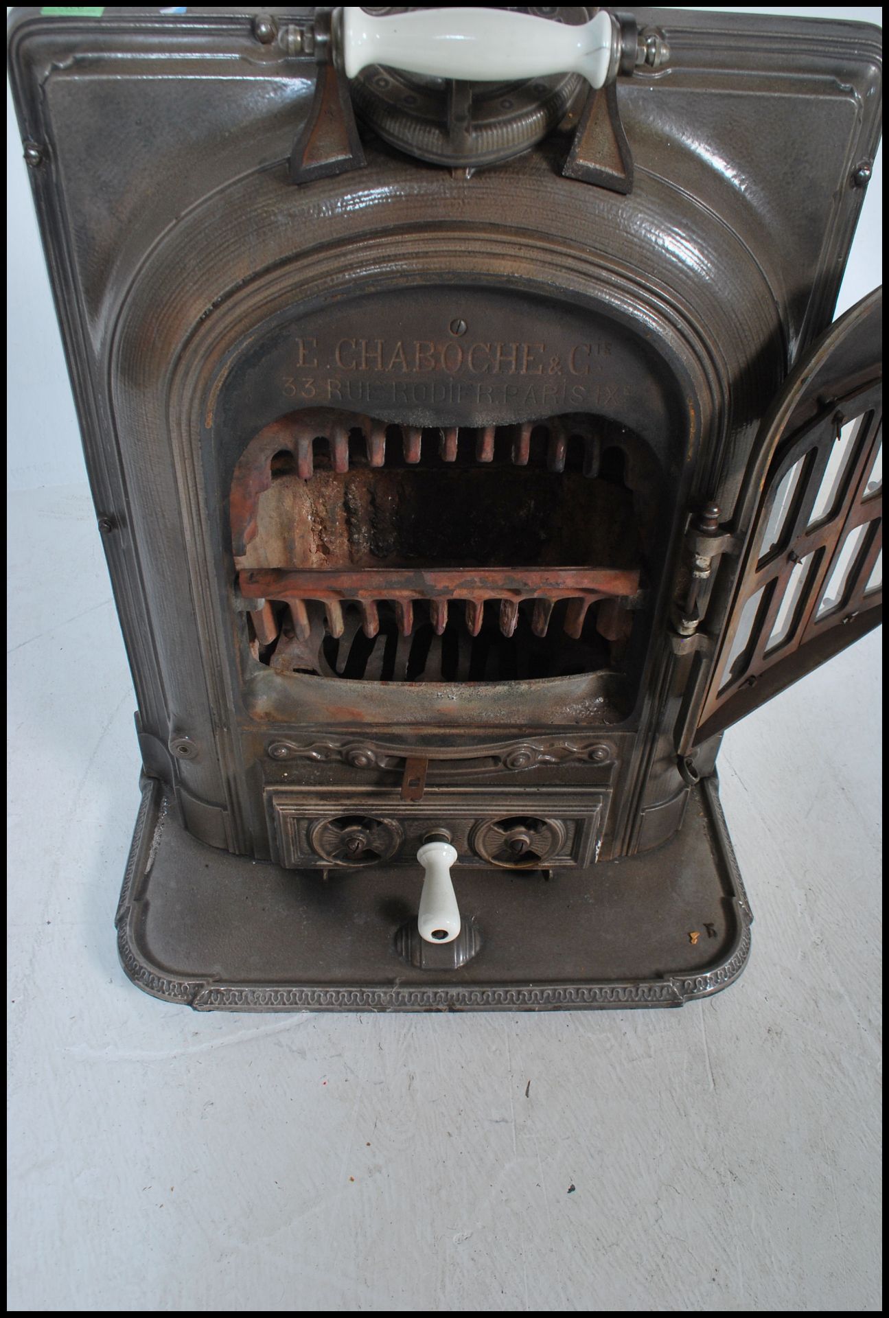 An early 20th Century La Salamandre antique wood burner gas stove, mounted on wheels having raised - Bild 3 aus 7