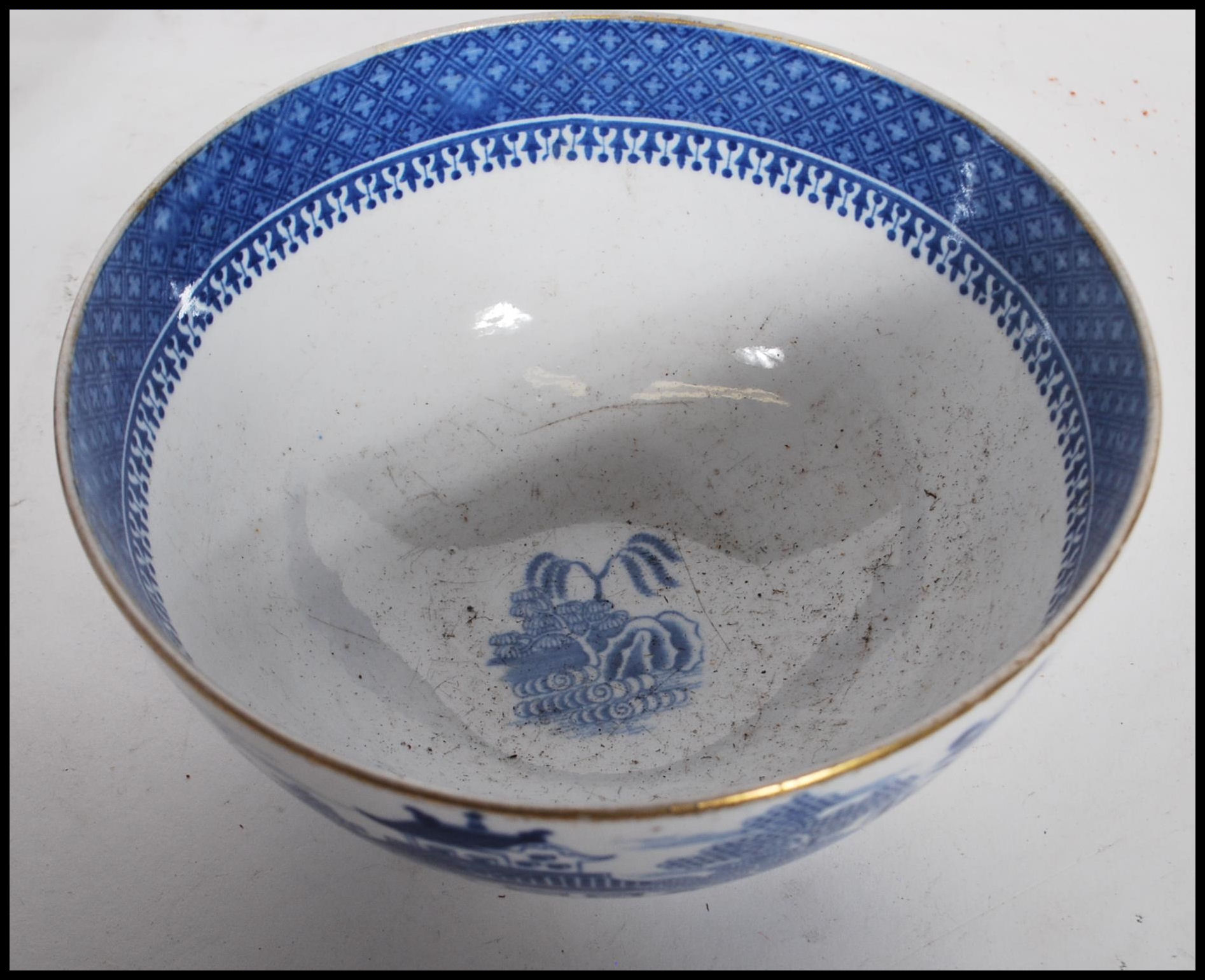 A group of 19th Century blue and white English china wares to include a large willow pattern - Image 9 of 15