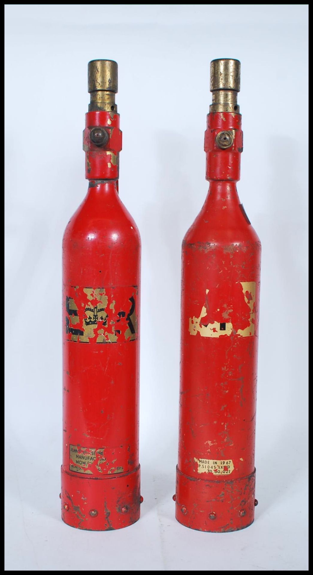 A pair of vintage 1950's fire extinguishers of tall cylindrical form having applied gold labels - Bild 2 aus 4