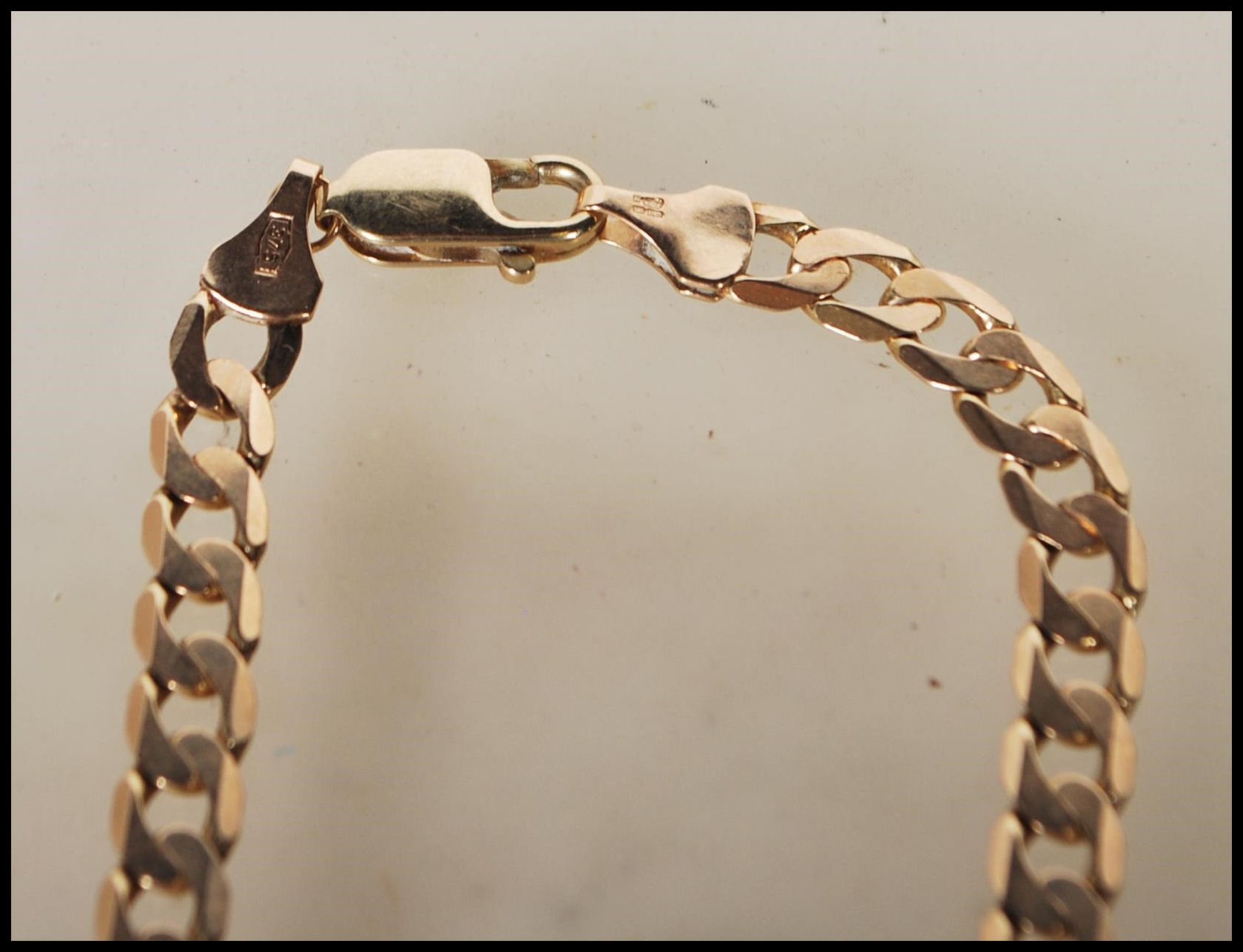 A hallmarked 9ct gold flat link bracelet with a lobster clasp. Assay marked for Birmingham. Weight - Bild 2 aus 3