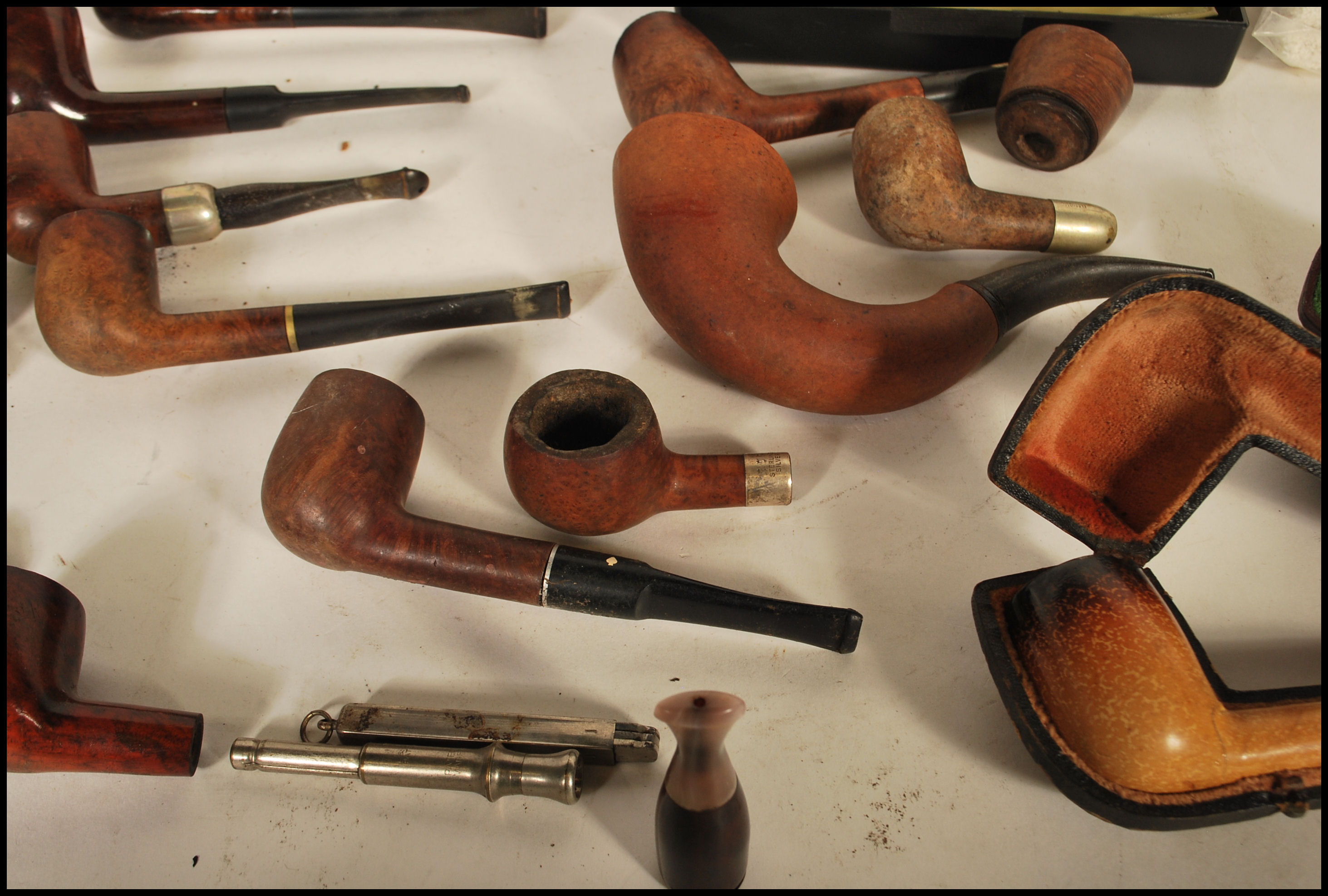 A good collection of vintage smoking tobacco pipes and accessories to include various leather - Image 6 of 12