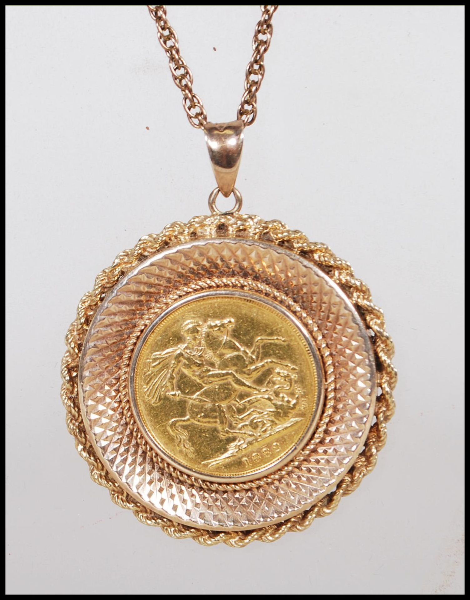 A 22ct 1882 gold sovereign having a George and the dragon design with a young head to the verso - Bild 3 aus 6