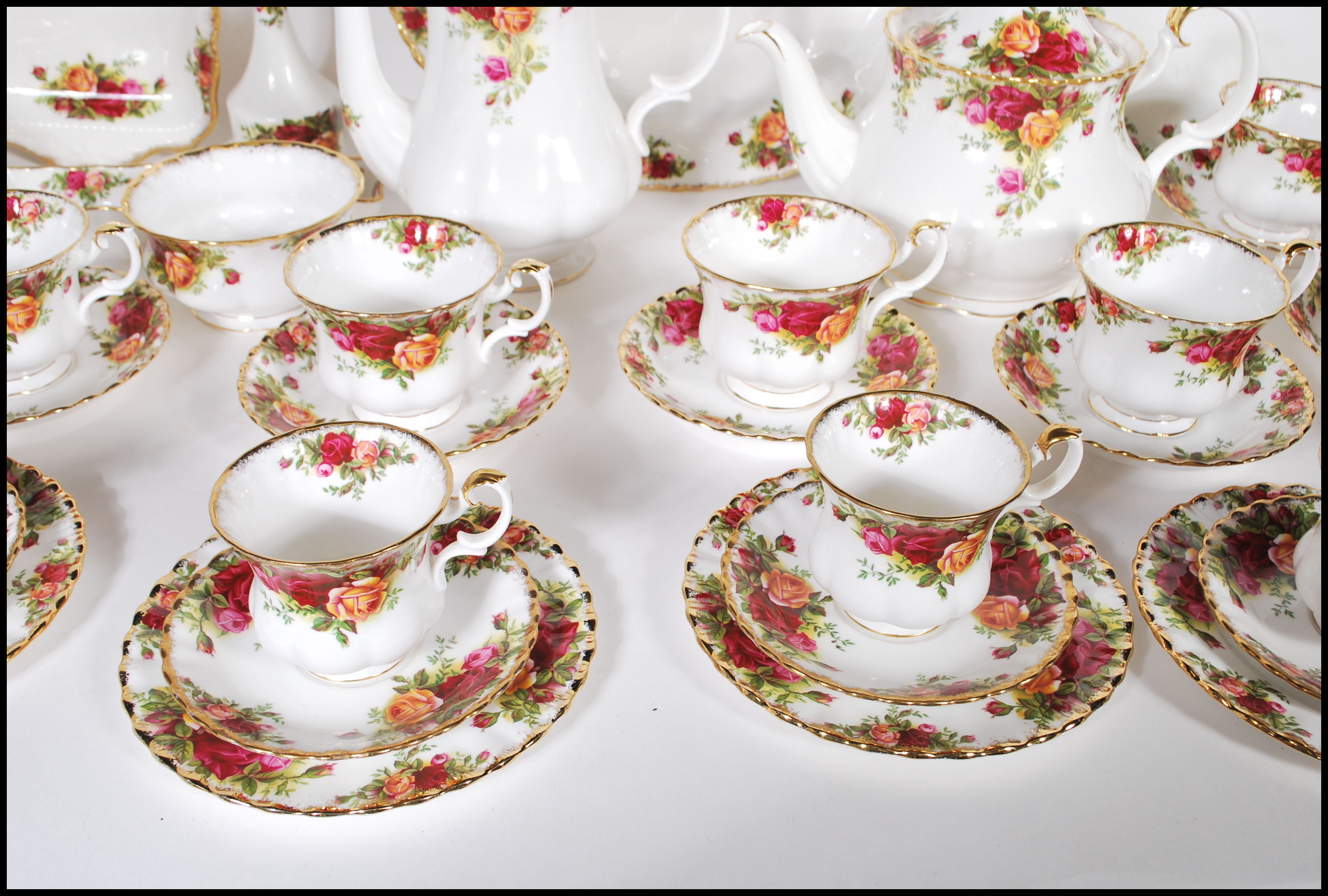 An extensive Royal Albert Old Country Roses tea service / dinner service having a white ground - Image 5 of 11