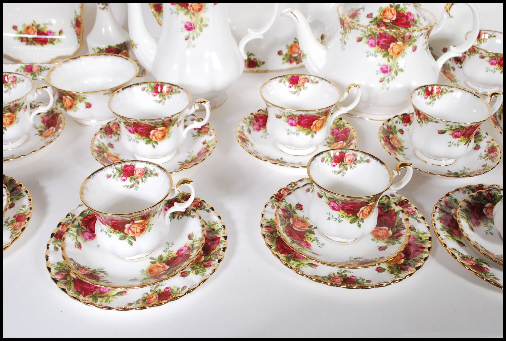 An extensive Royal Albert Old Country Roses tea service / dinner service having a white ground - Bild 5 aus 11