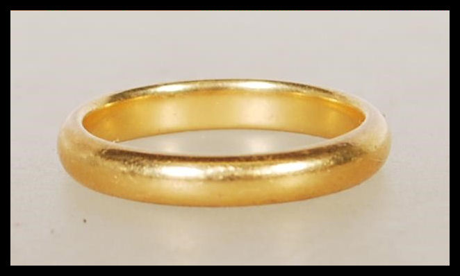 A hallmarked 22ct gold wedding band ring. Hallmarked Birmingham 1934. Weight 4.1g. Size J.