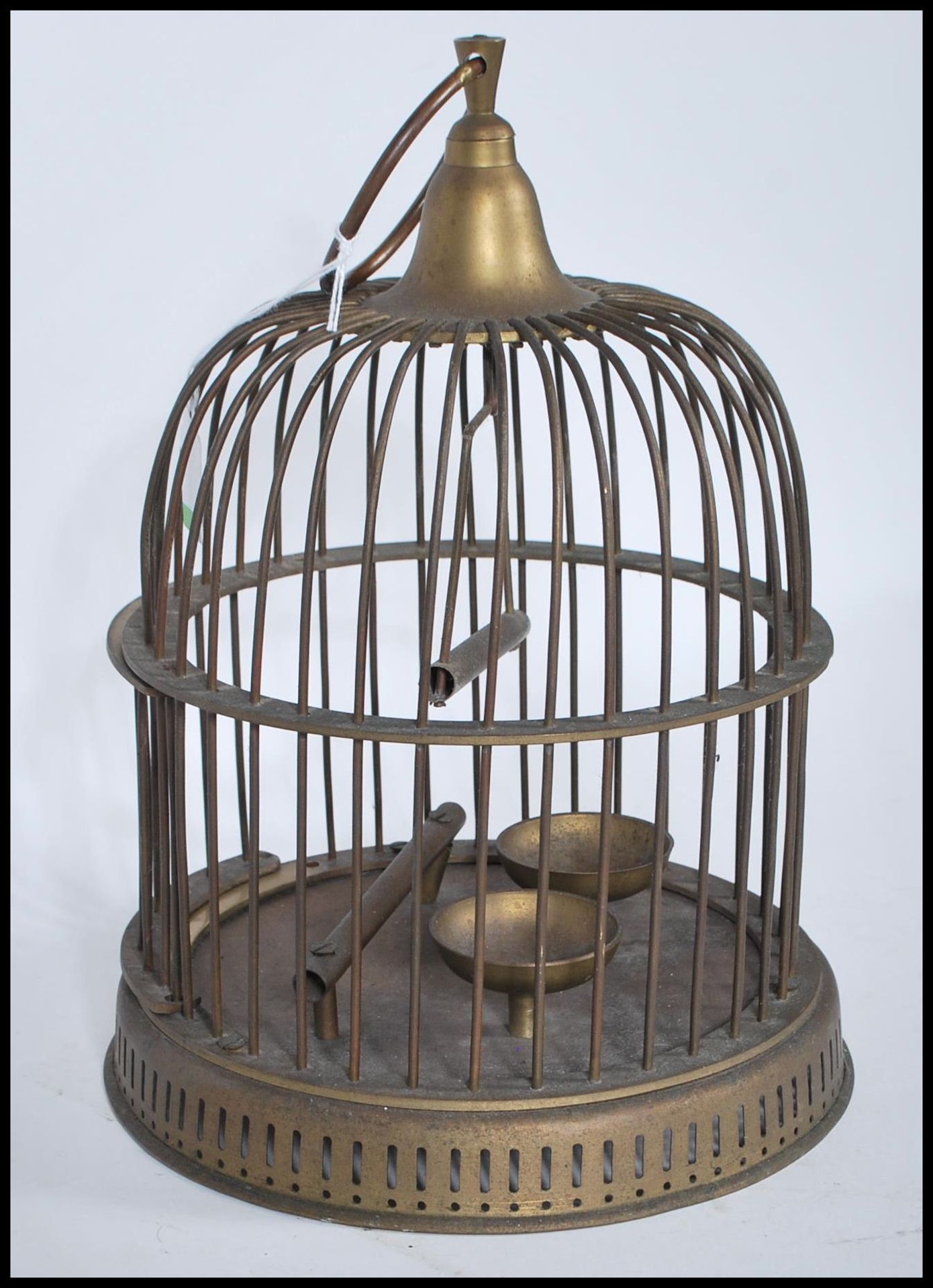 A Victorian-style brass bird cage, being of cylindrical form with domed top having a suspension ring - Bild 2 aus 6