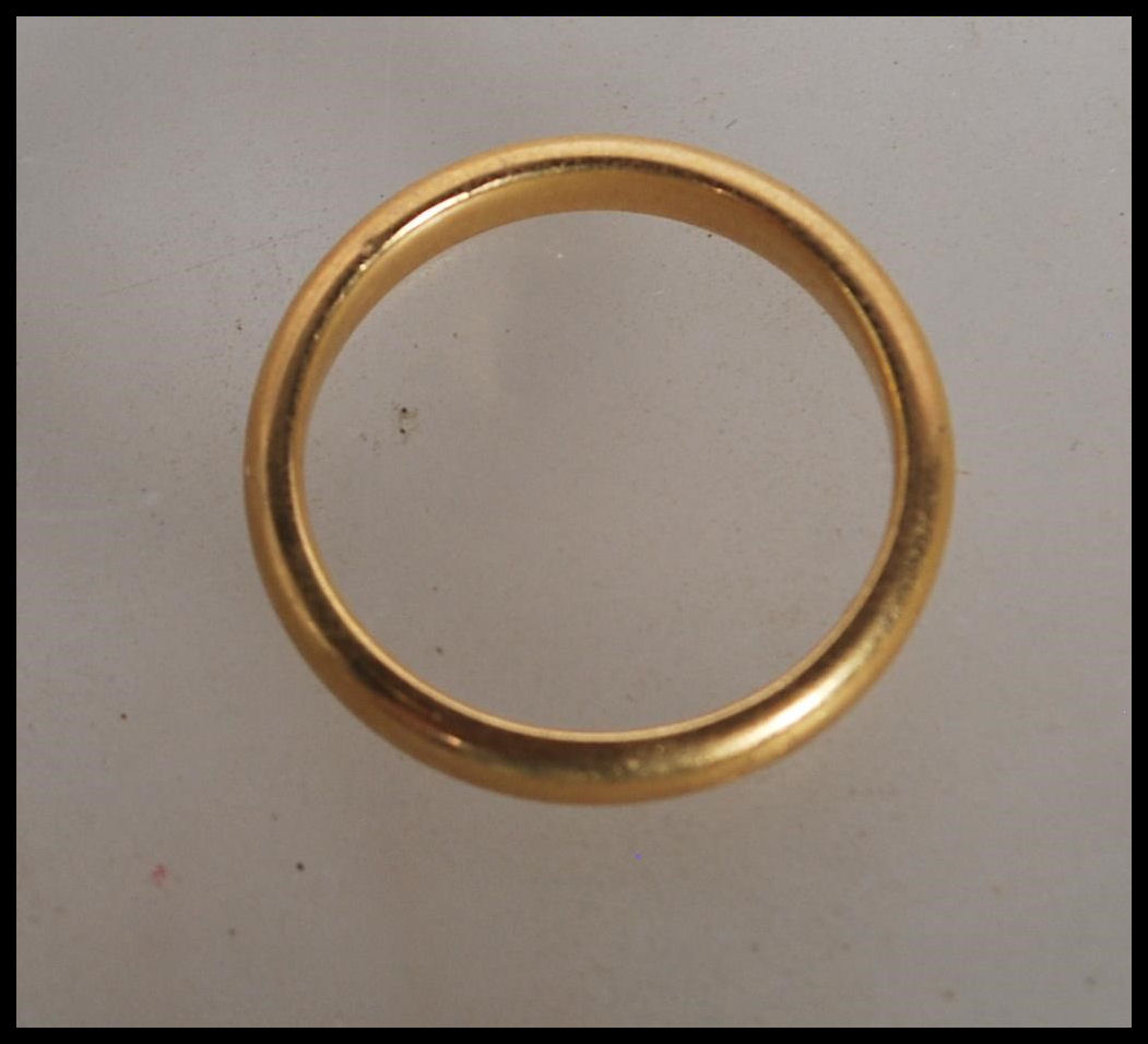 A hallmarked 22ct gold wedding band ring. Hallmarked Birmingham 1934. Weight 4.1g. Size J. - Image 2 of 3