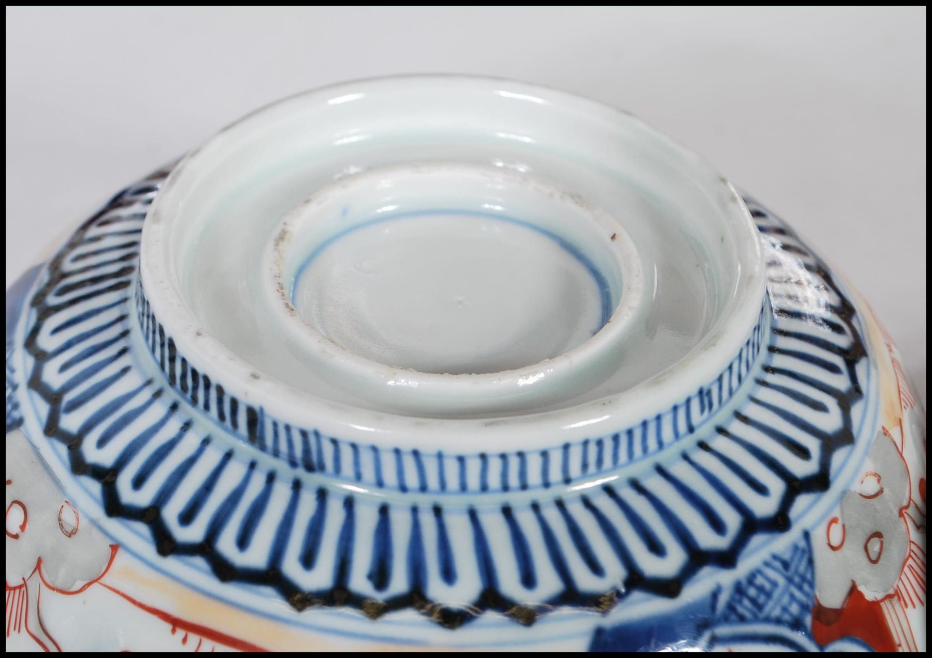 A collection of 20th Century Japanese Imari ceramics to include two wall charger plates having - Bild 13 aus 15