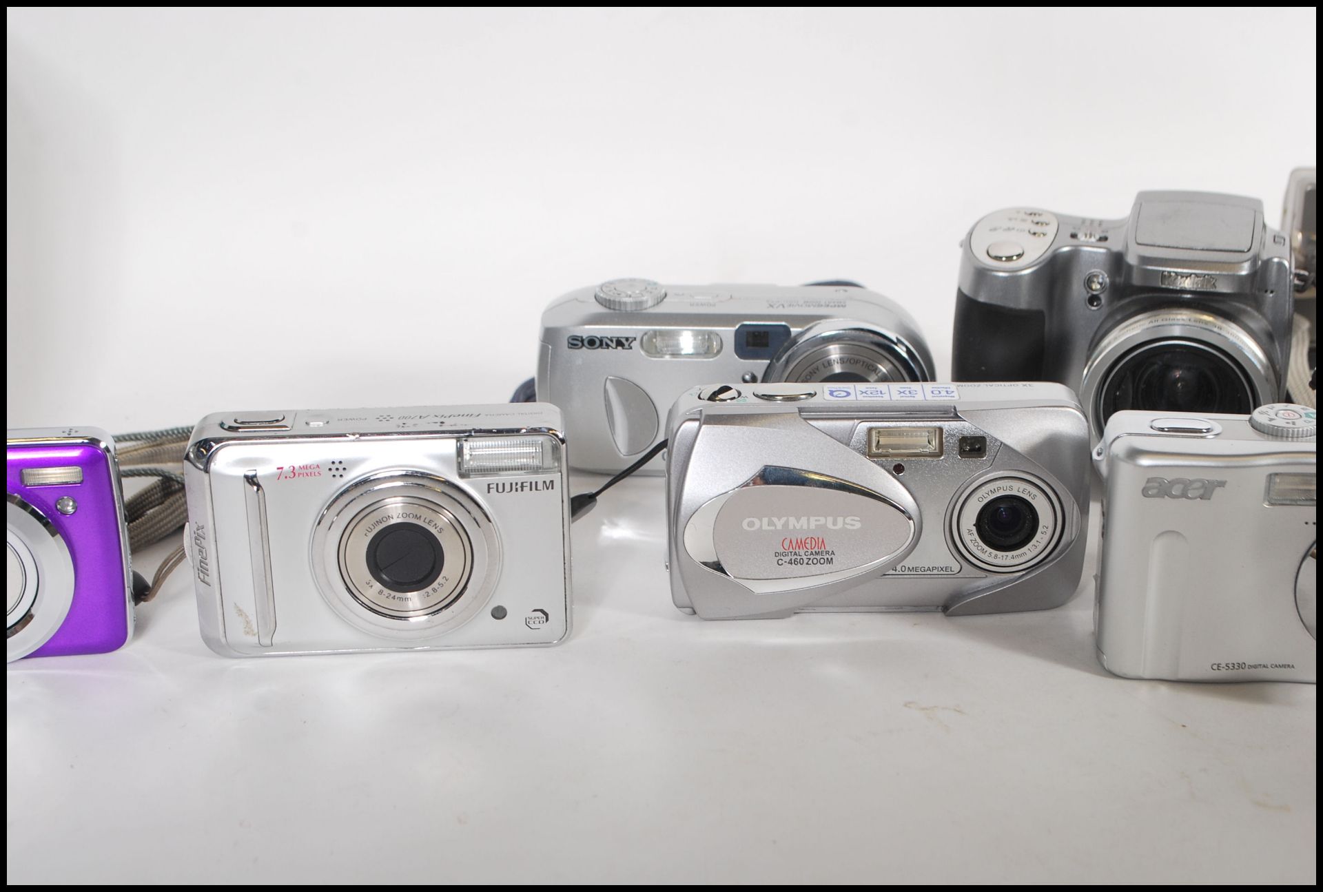 A collection of digital cameras to include makes from Fuji, Lumicorn, Premier, Konica, Polaroid, - Bild 3 aus 10