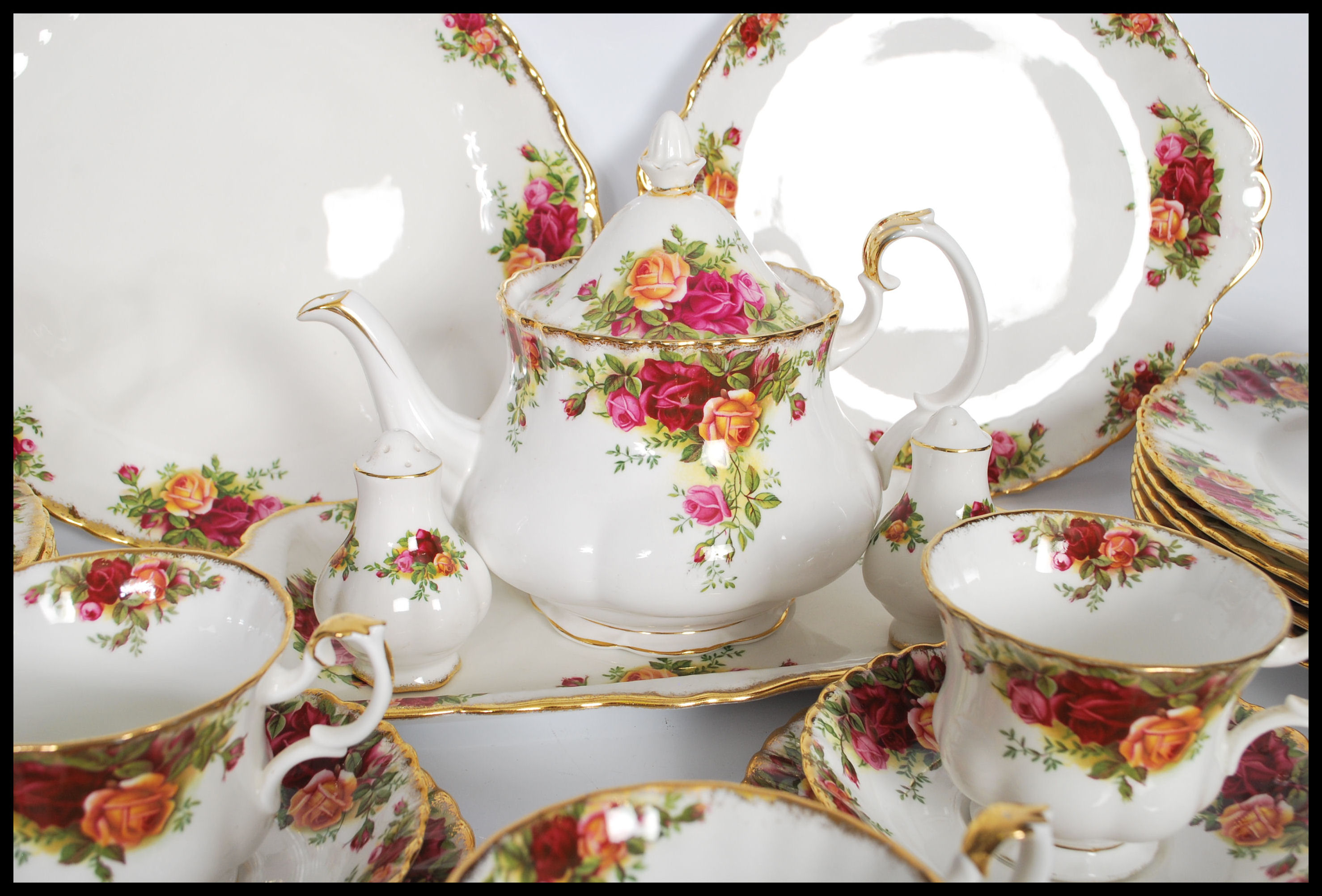 A Royal Albert bone China dinner / tea service in the Country Roses pattern. Consisting of dinner - Image 5 of 10