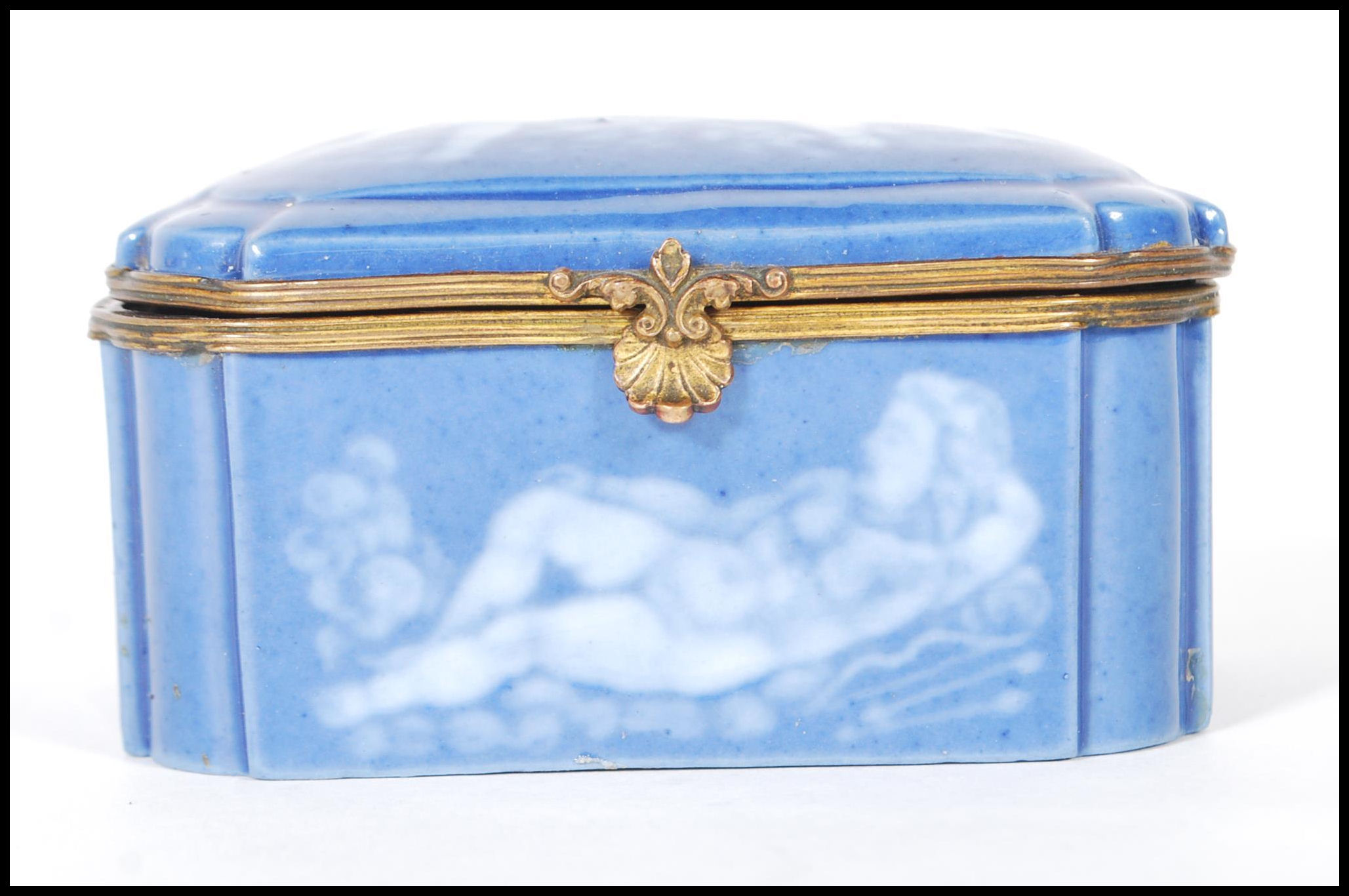 An early 20th Century continental German porcelain blue ceramic casket / trinket box with a pat - Image 3 of 9