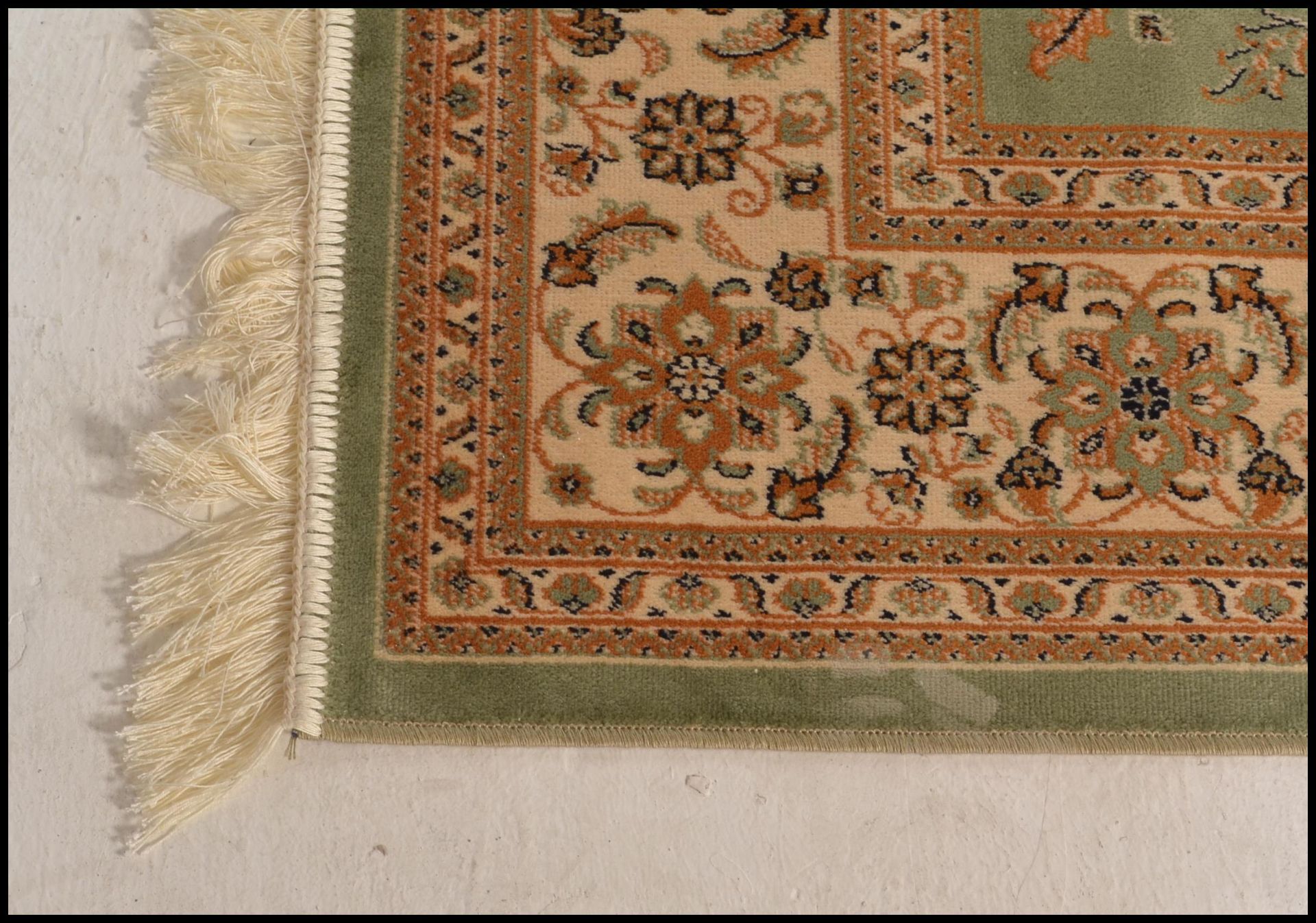 A large Persian floor carpet Keshan rug having a green ground with geometric borders and central - Bild 4 aus 5